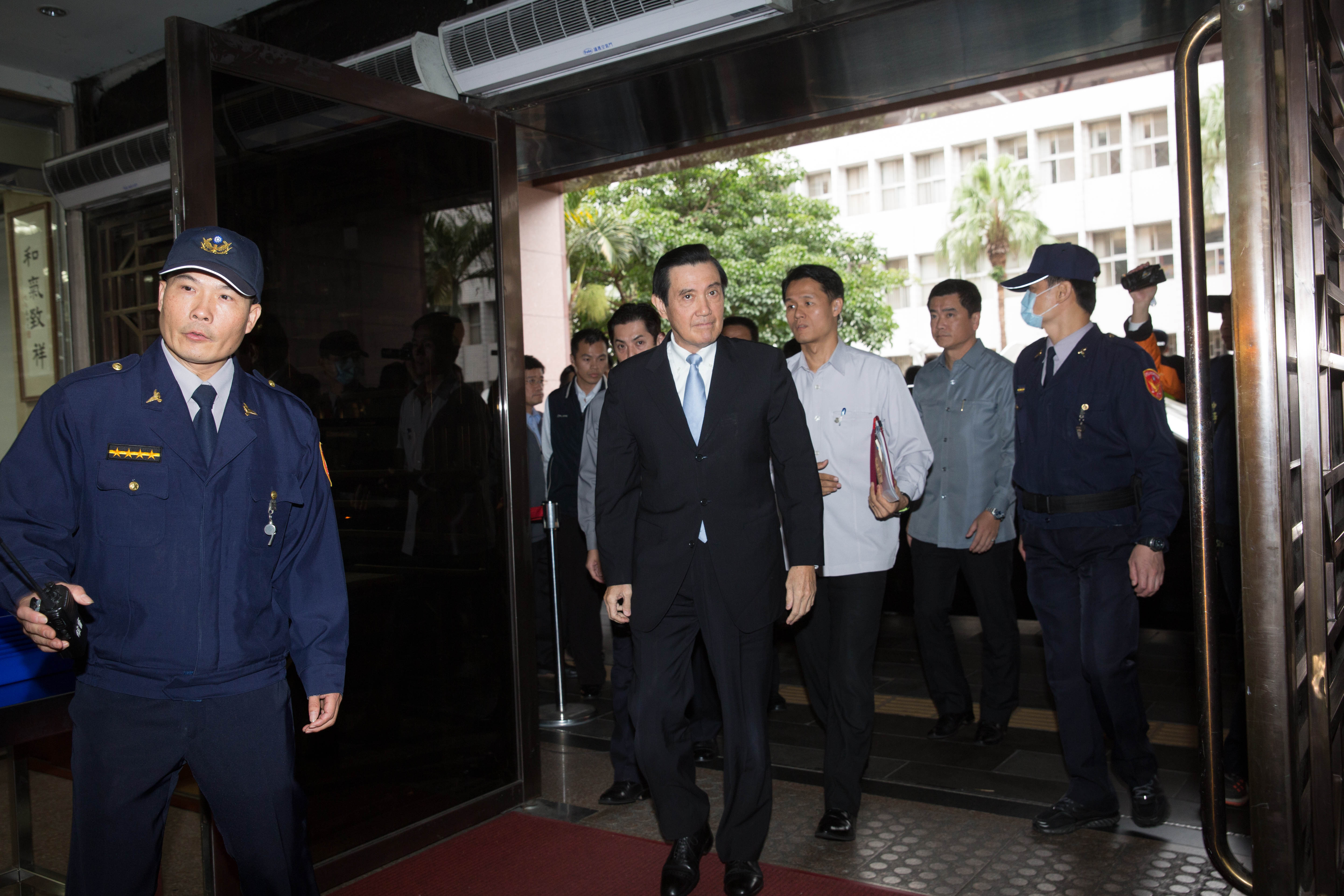 前總統馬英九涉教唆前檢察總長黃世銘洩密案,檢方今天下午首度以被告身分約談馬英九。