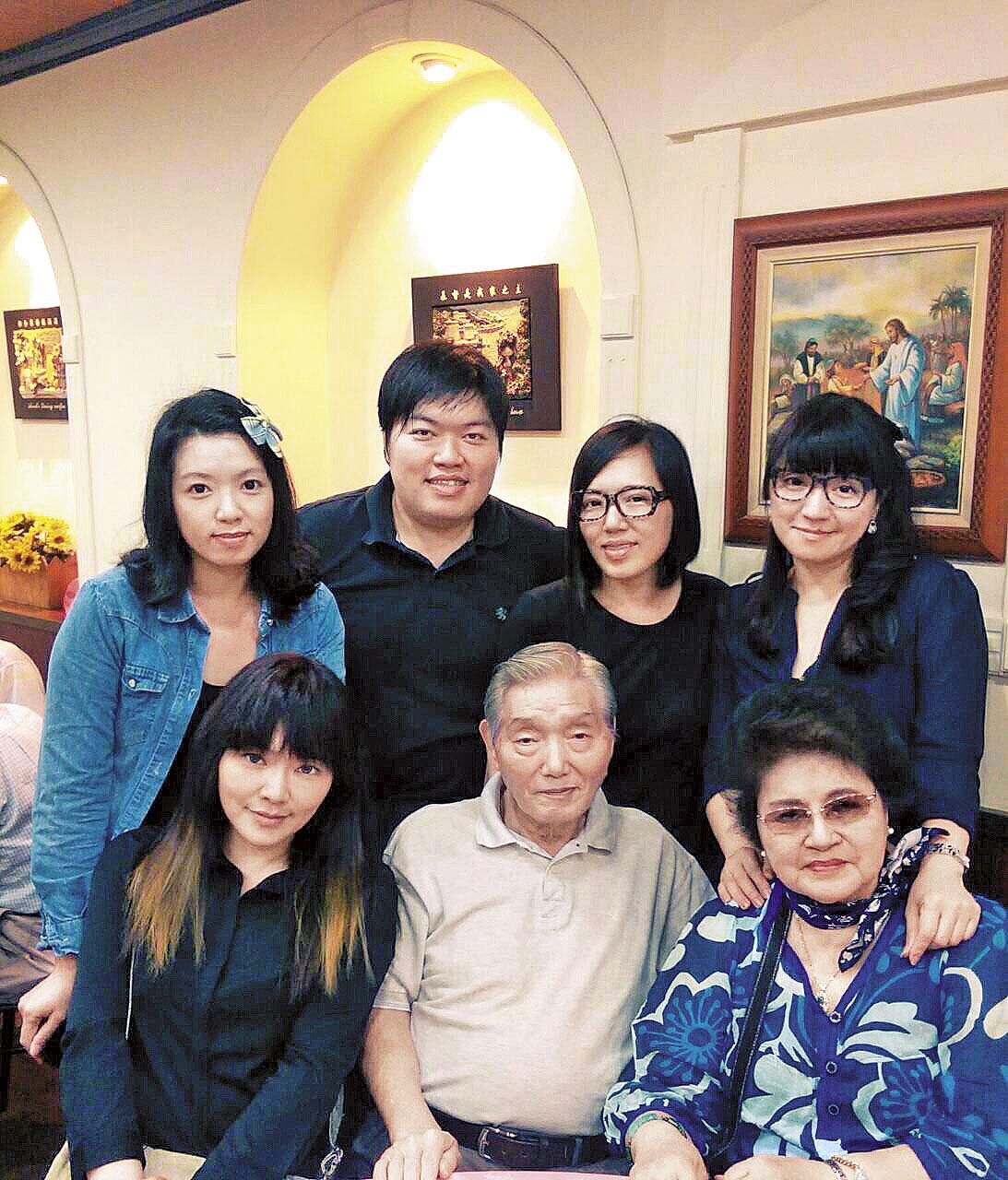 唐立淇（前排左1）全家福。母女和解時，她對母親（前排右1）說：「如果妳受到像我這樣好的教育，有現代女性的職場，妳一定比我還棒。」母親聽了，也哭了。