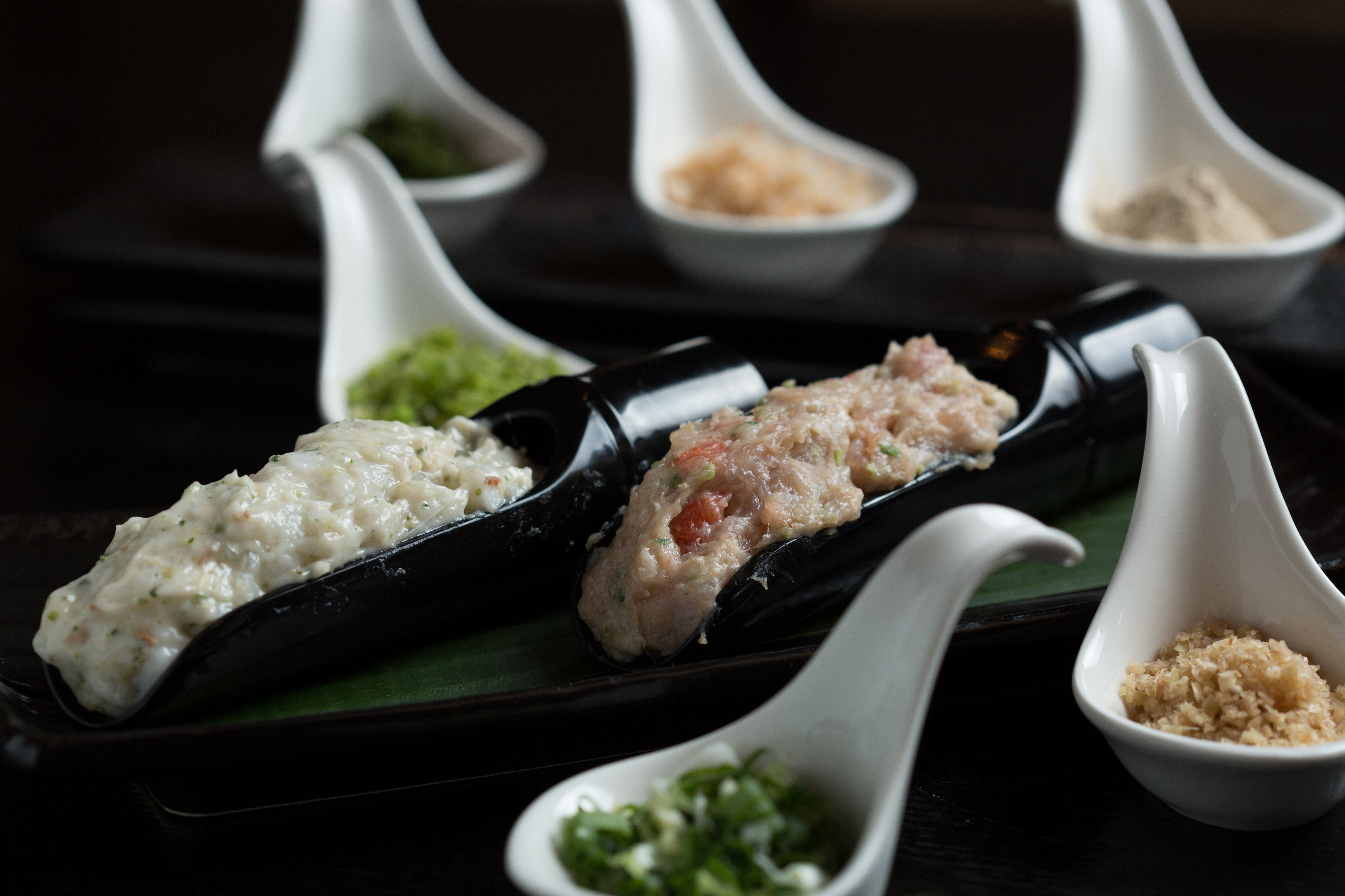 「手工泰味花枝漿」、「手工泰味蝦肉漿」裡充滿香料末清香。（各150元／份）