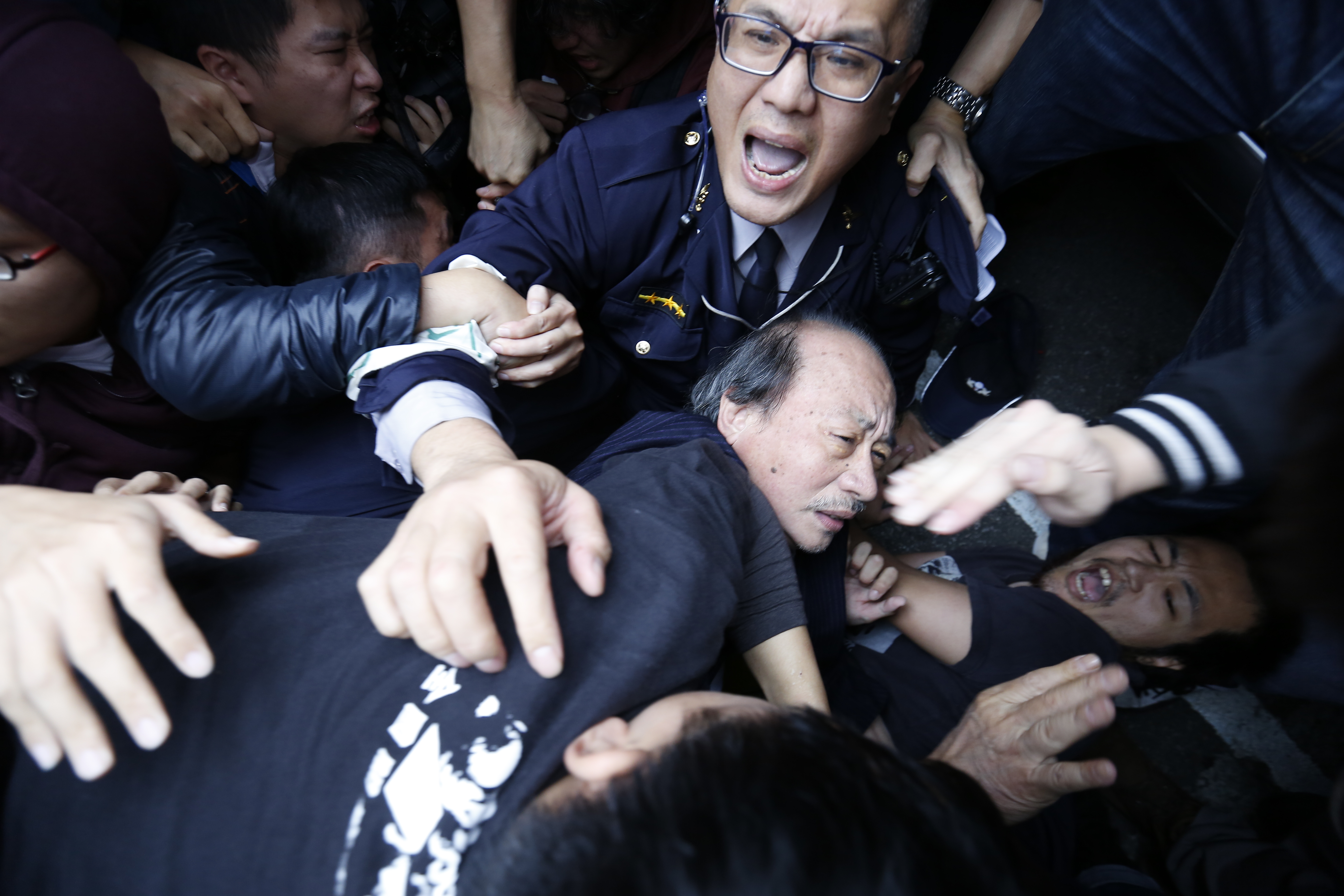 不滿強推政院版一例一休 柯建銘遭勞團圍毆推倒