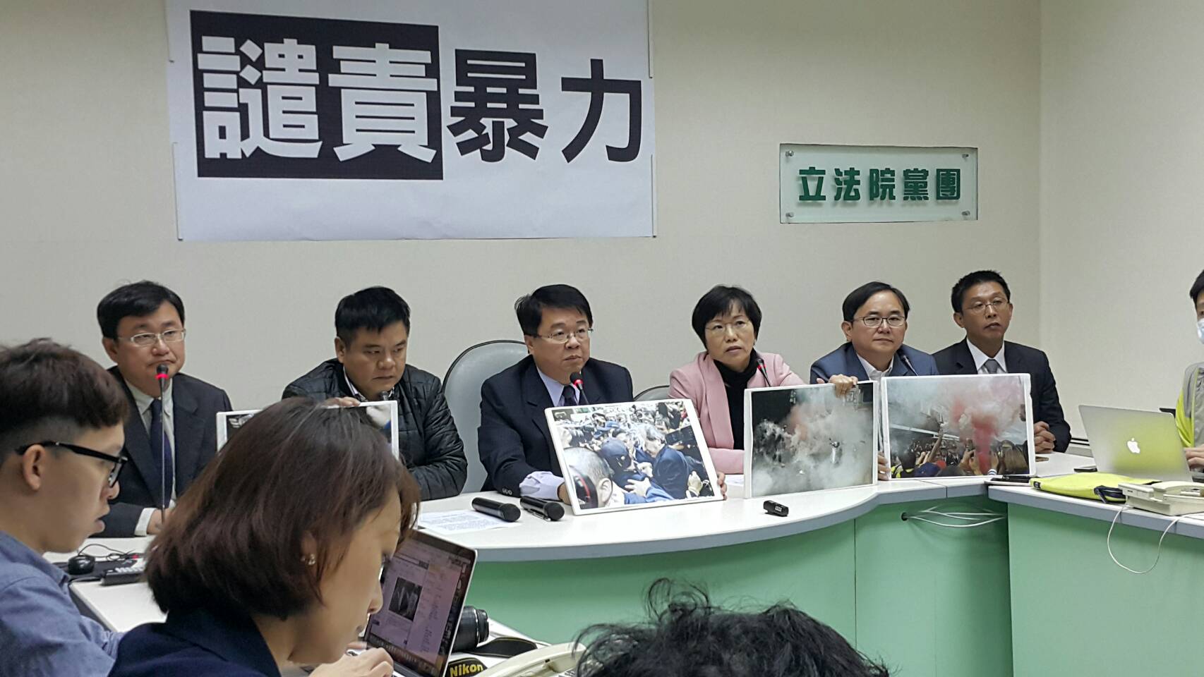 民進黨團下午開記者會譴責暴力。