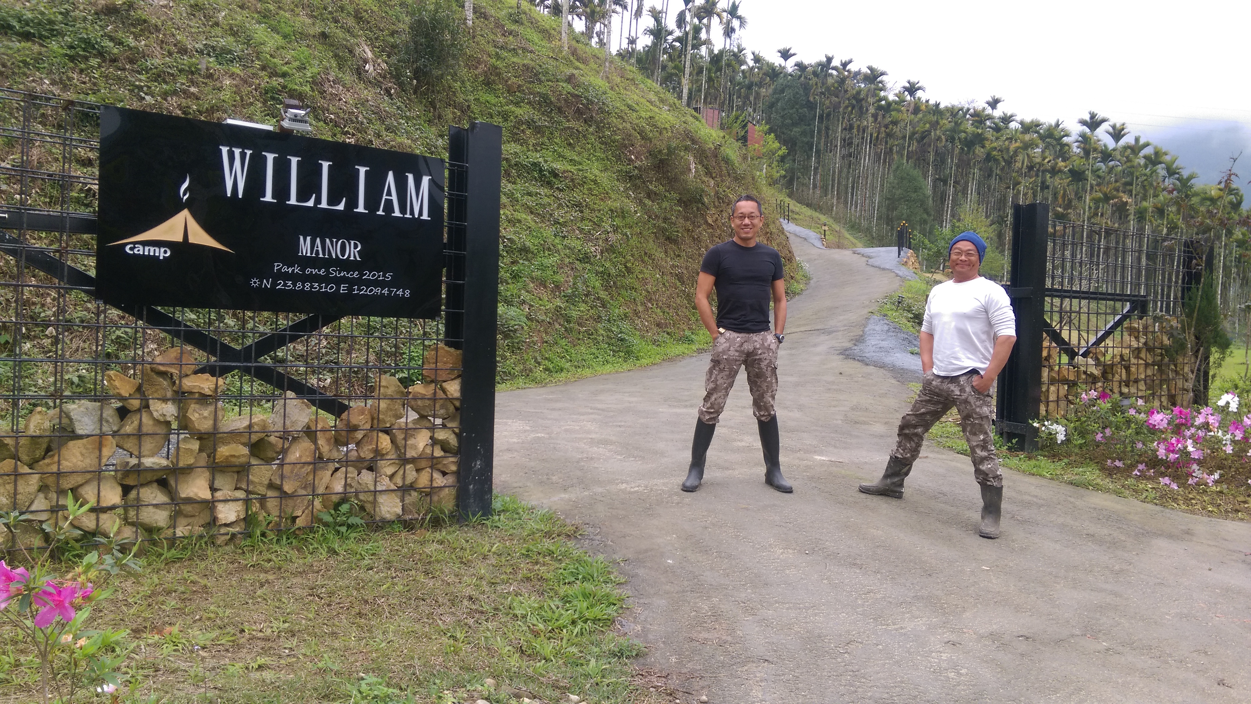 William（左）與杞百文兩人一起打造「祕密基地」－威廉莊園。