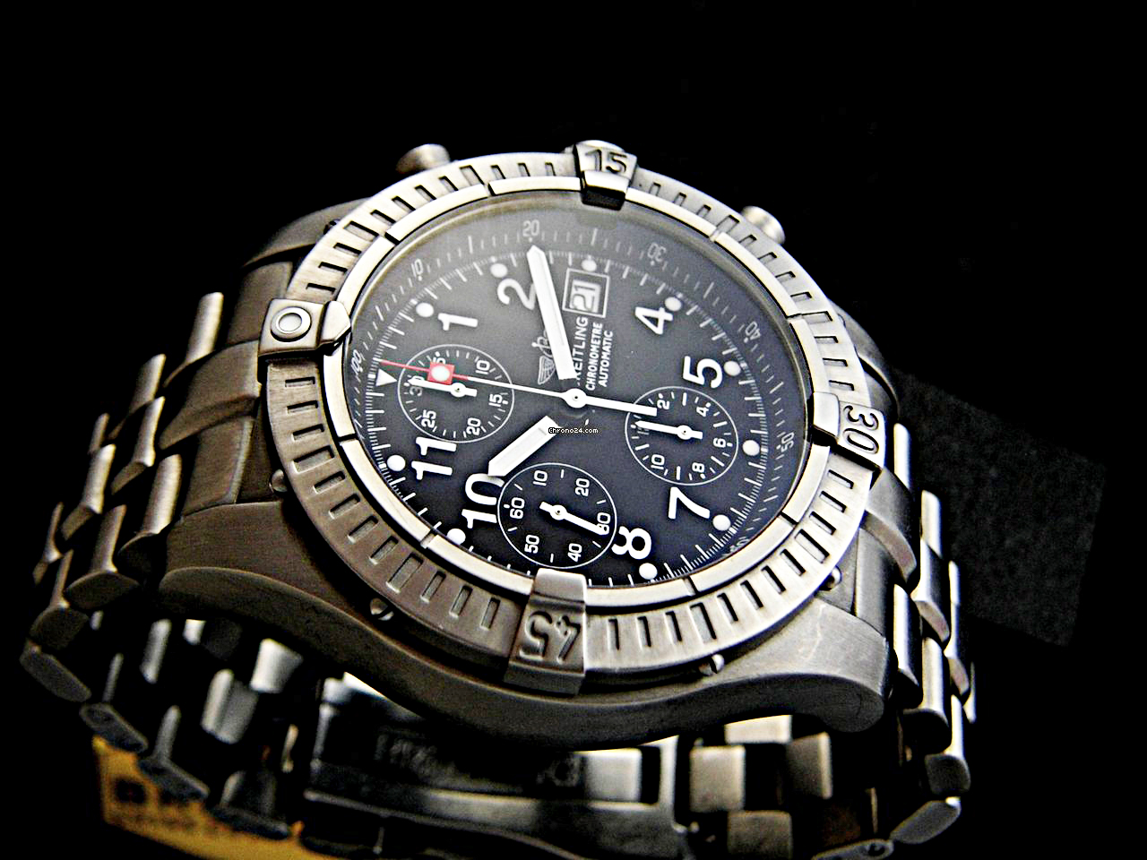 人生中第一只有點「檔次」是BREITLING百年靈的Super Avenger計時碼錶，大概是2000年左右入手的，定價約八萬左右。以鍛造鈦合金打造的錶殼及鍊帶、44mm的錶徑，閃亮亮的螢光時標及指針，存在感極其強烈。