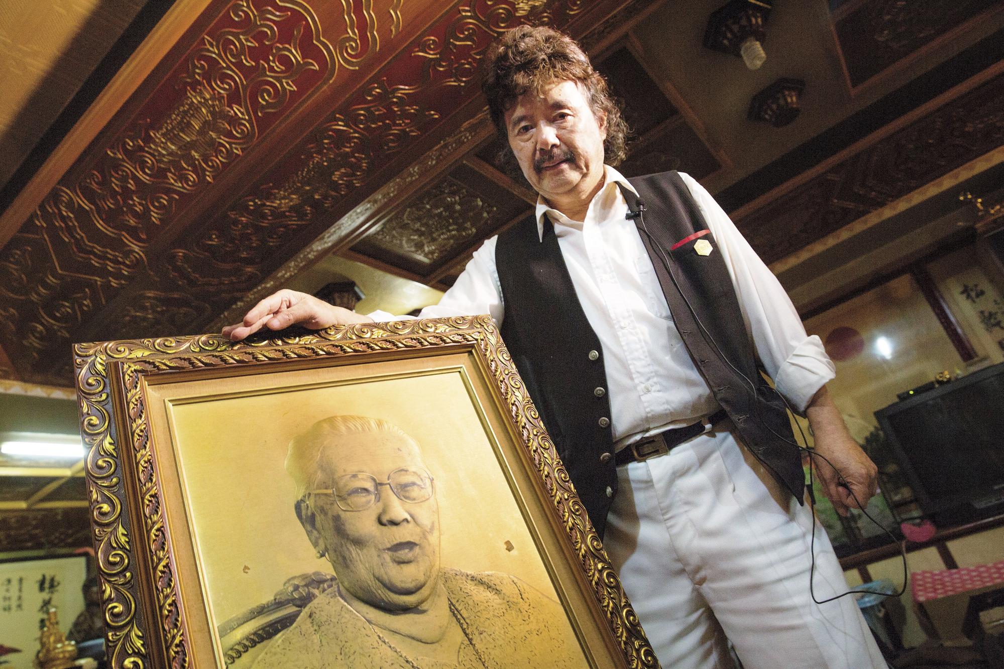 孝道黨黨主席黃克林致力推廣孝道，還以金箔打造母親照片。