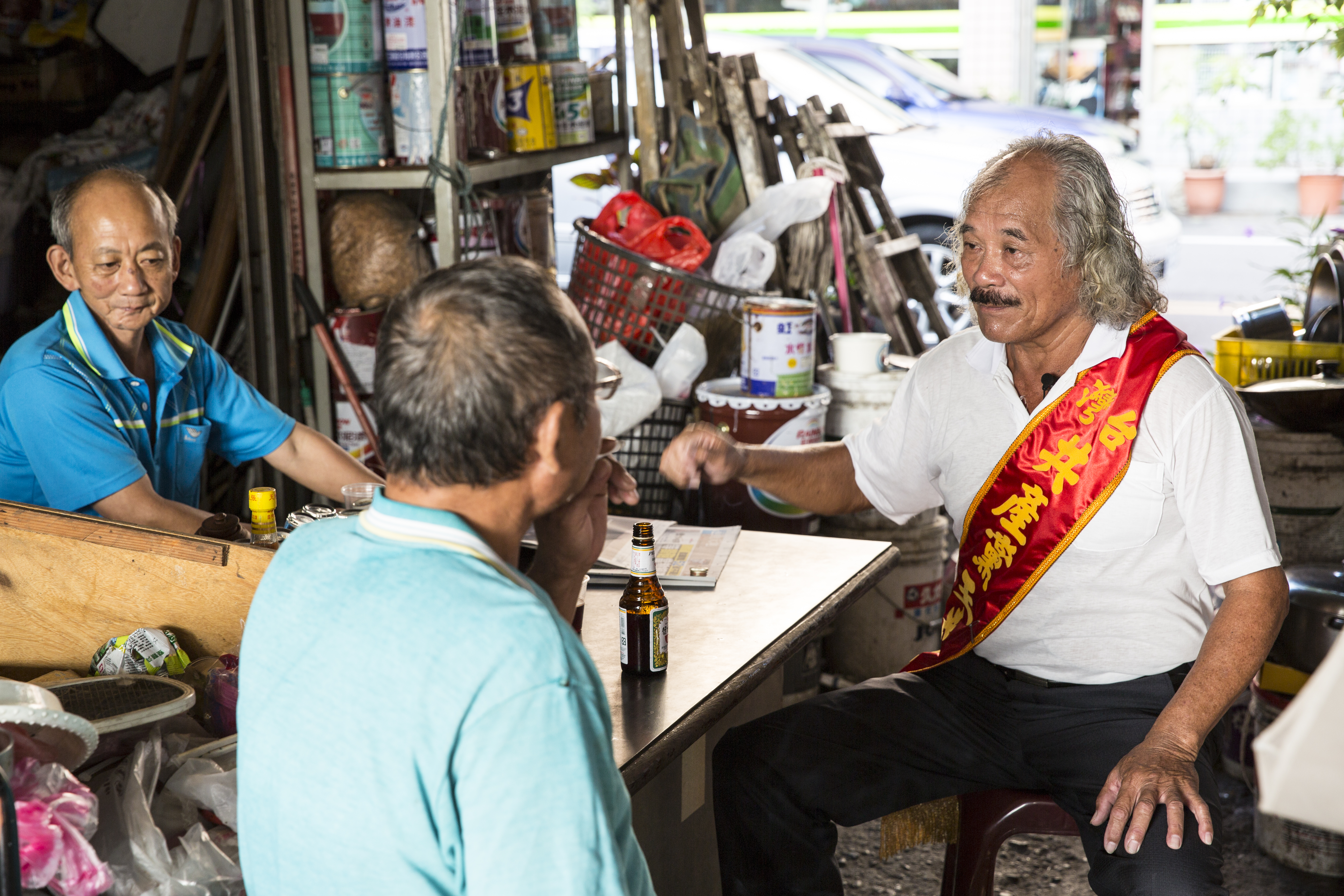 採訪過程中，王老養沿途訪友，以黨主席姿態四處開講，相當有趣。