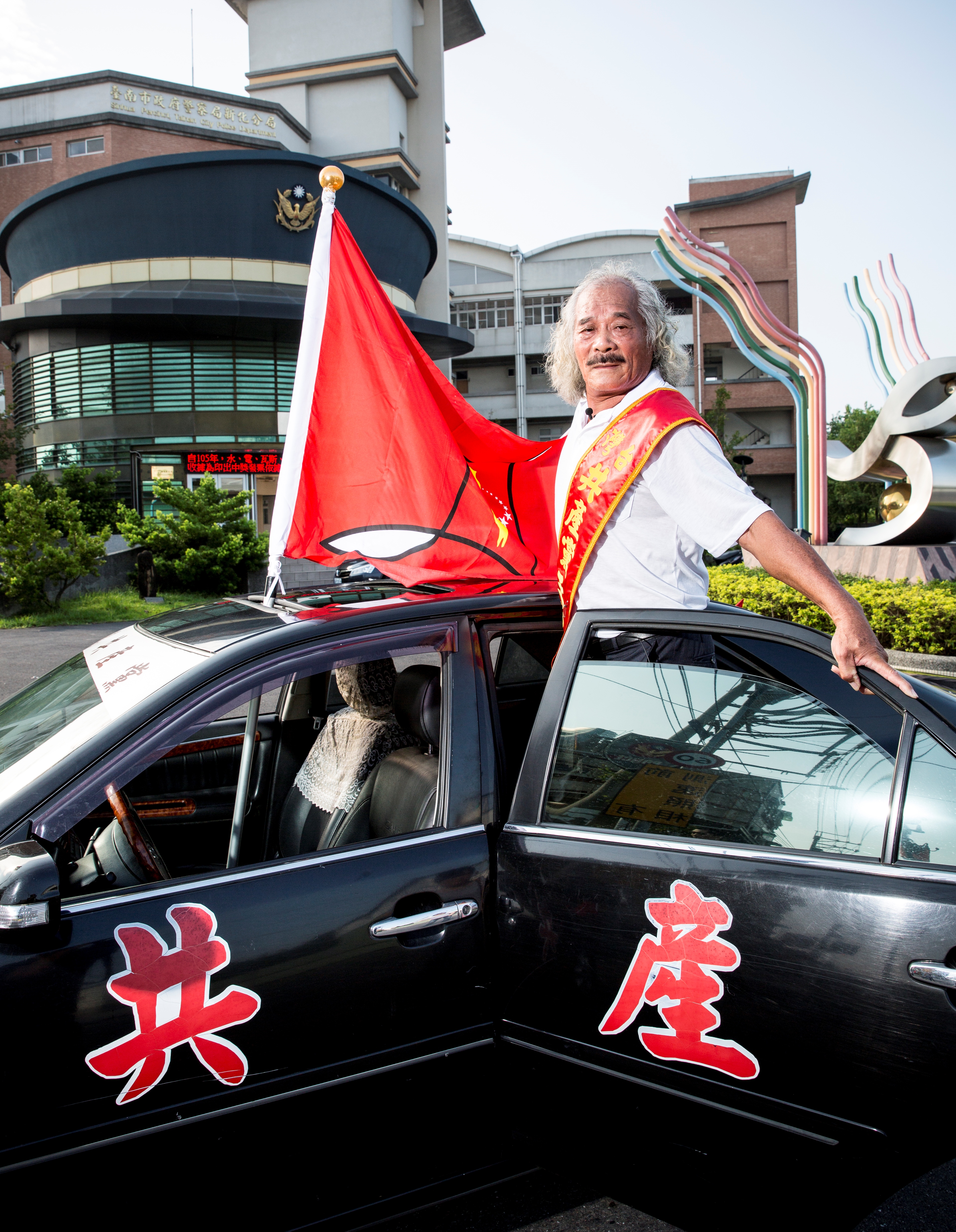 台灣共產黨號稱沒在怕政府，王老養還主動建議到警察局前拍照。