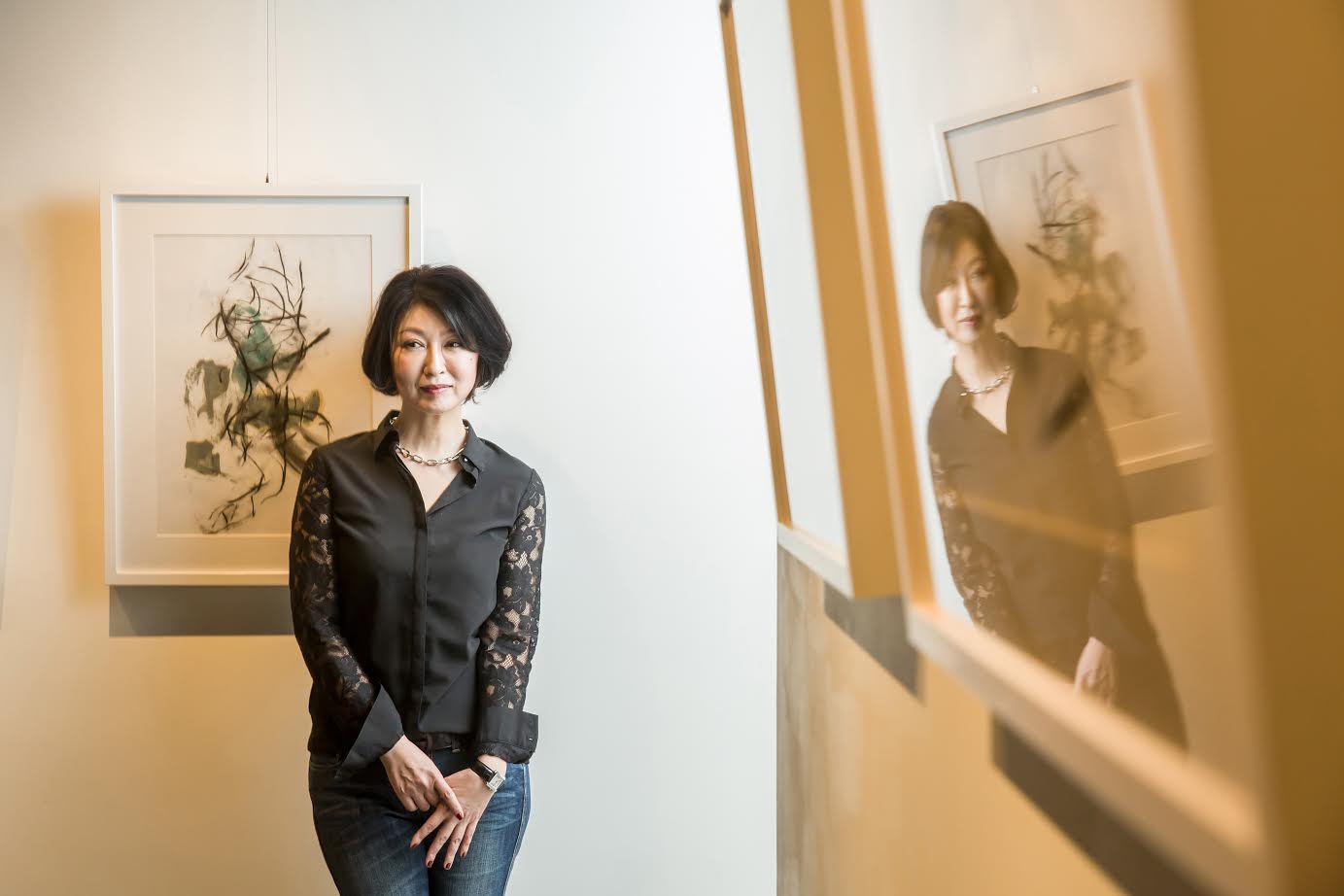 楊林投入藝術創作10多年，最近再次推出個展，畫作以抽象素描為主。