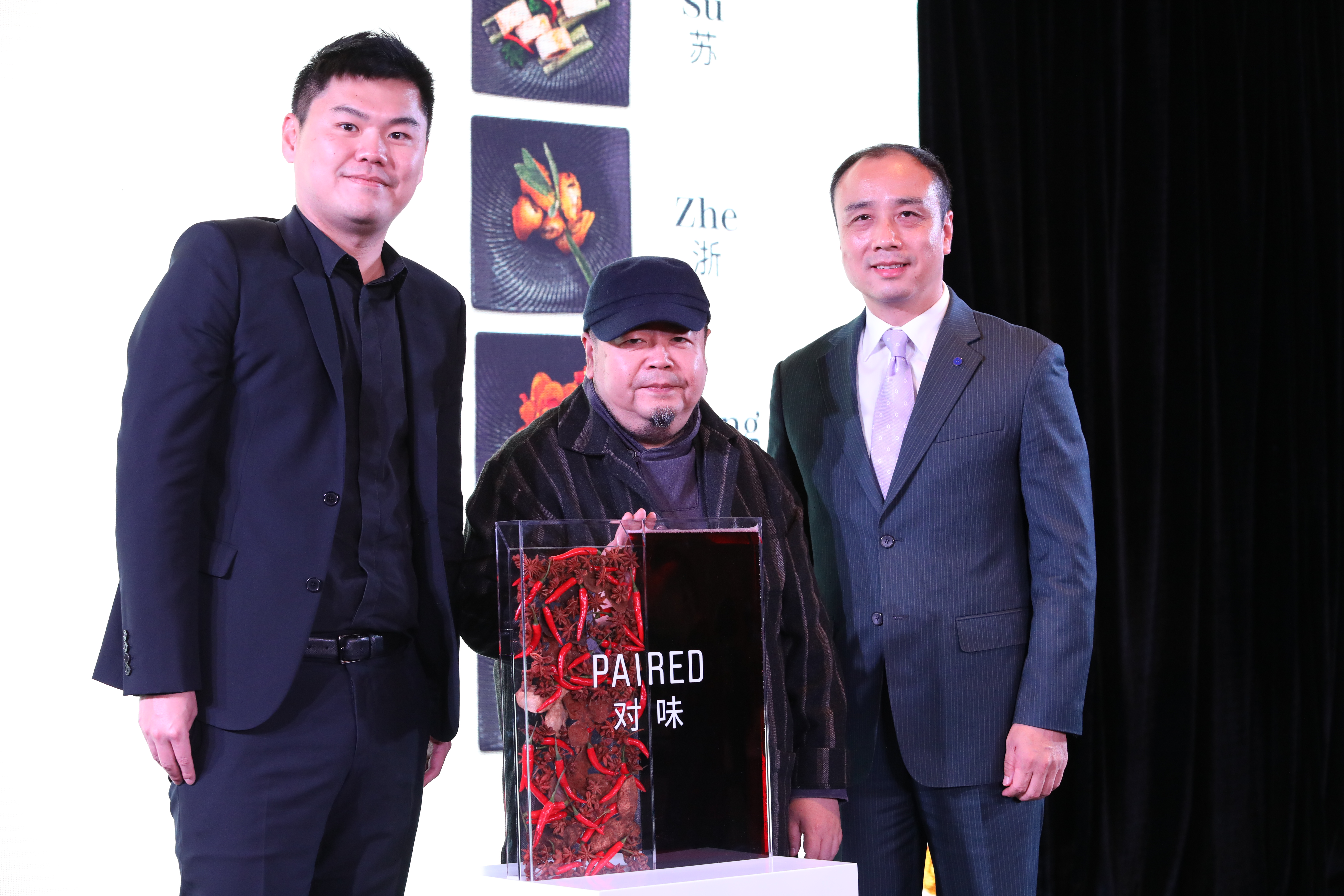 沈宏非（中）在杭州發表為喜來登大堂酒吧設計的中國菜與酒搭配的對味菜單。（左為萬豪集團大中華區高級品牌經理孔樂，右為杭州濱江銀泰喜來登大酒店總經理盛志驊）