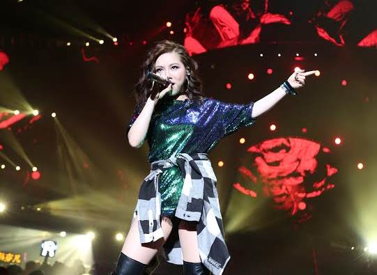 阿雅台上出糗　鄧紫棋、張靚穎傻傻分不清