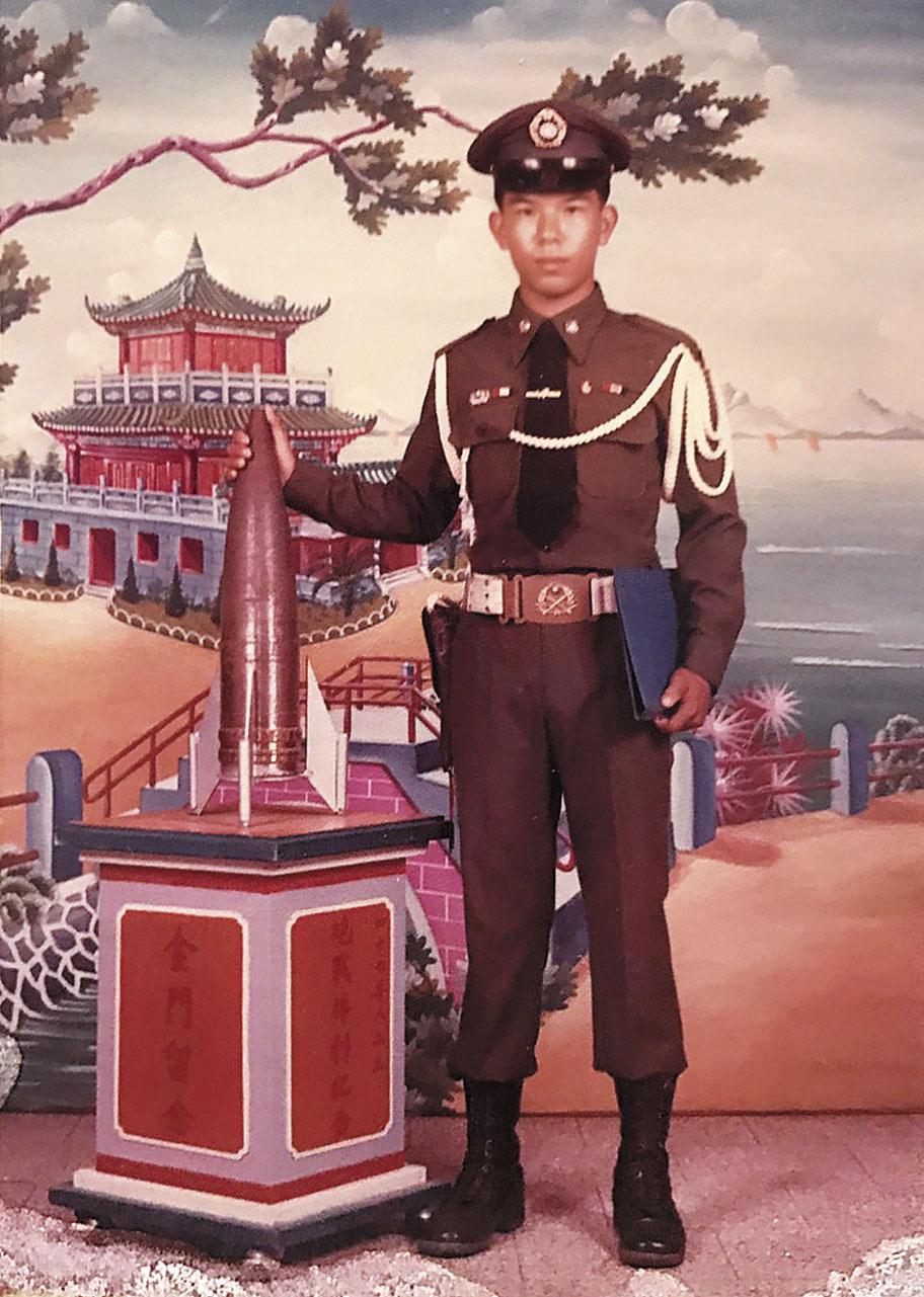 曾煥佾當兵時的老照片,他也拿這張照片寄給李金娟作為相親照。( 曾煥佾提供)