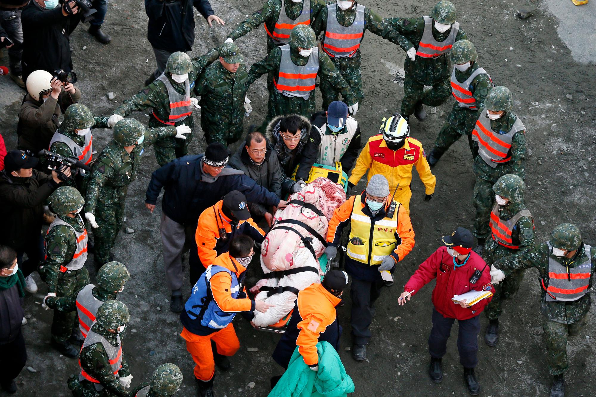 台南市維冠金龍社區在強震中9棟大樓全倒,死傷慘重,數百家庭流離失所,震撼全台。(東方IC)