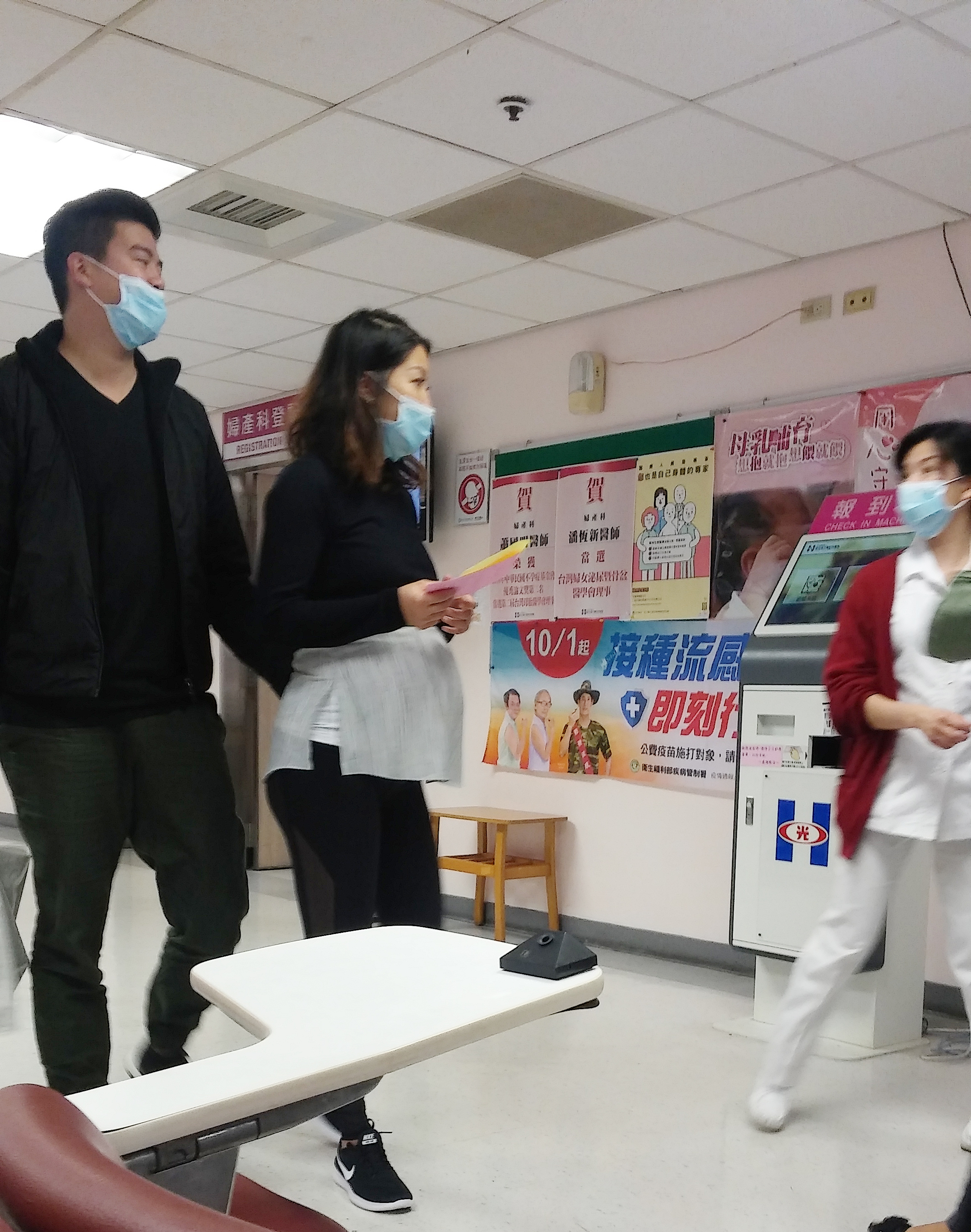 吳昕豪陪胡亦蓮產檢,胡亦蓮為順利生產,在診間來回走動。