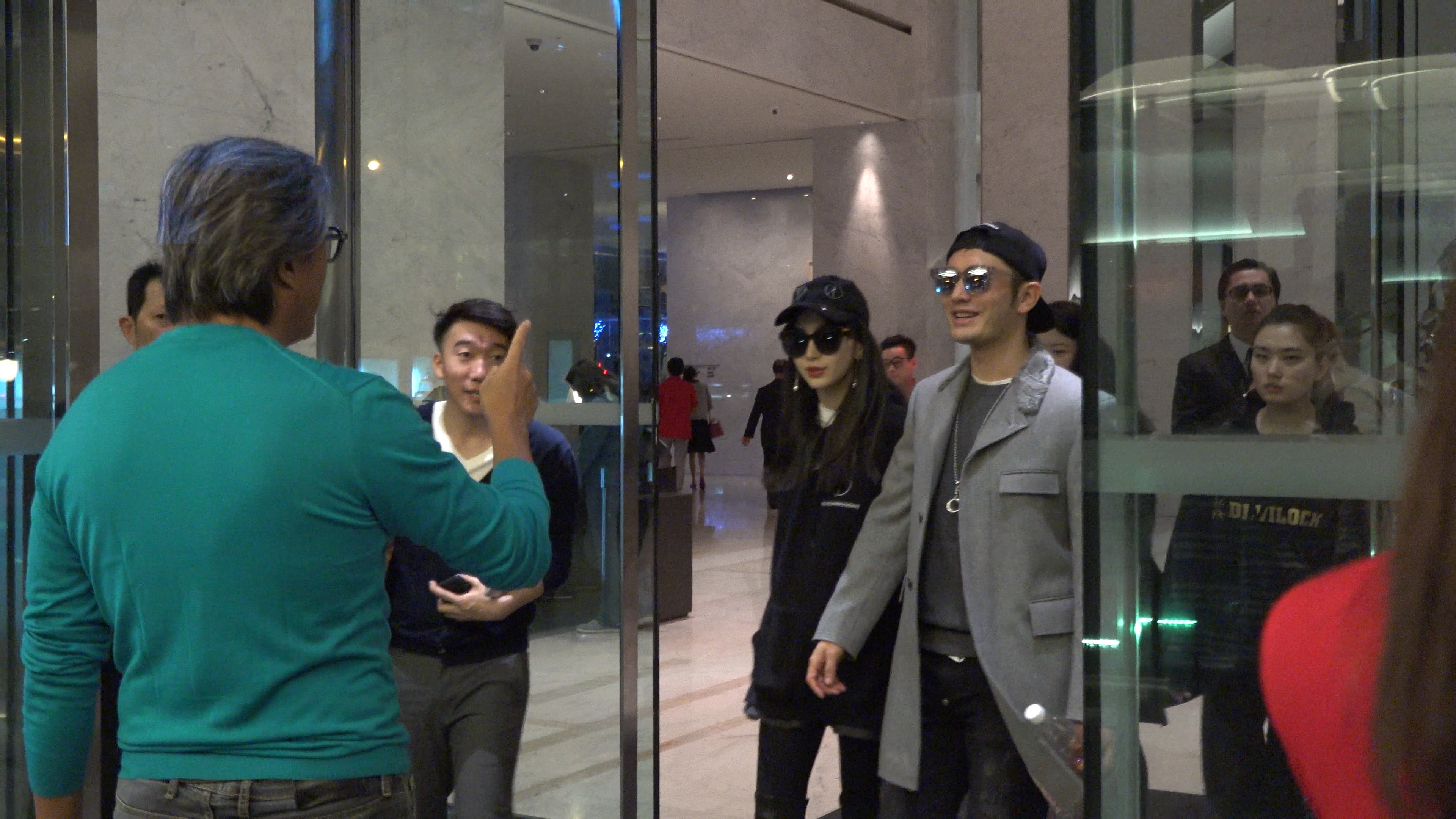 黃曉明秀摩手　偕baby來台快閃當吃貨