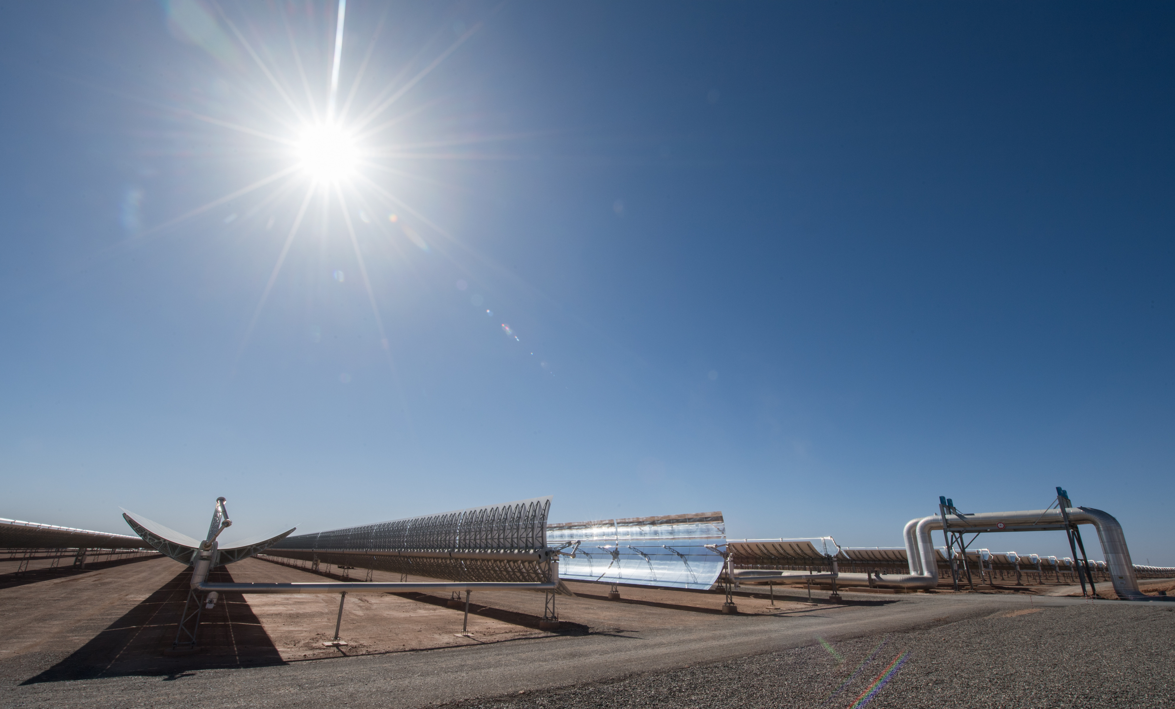摩洛哥努爾太陽能電廠採用的是更昂貴的聚光太陽能熱發電技術，利用反射鏡面集中太陽能，而非常見的太陽能板。（東方IC）