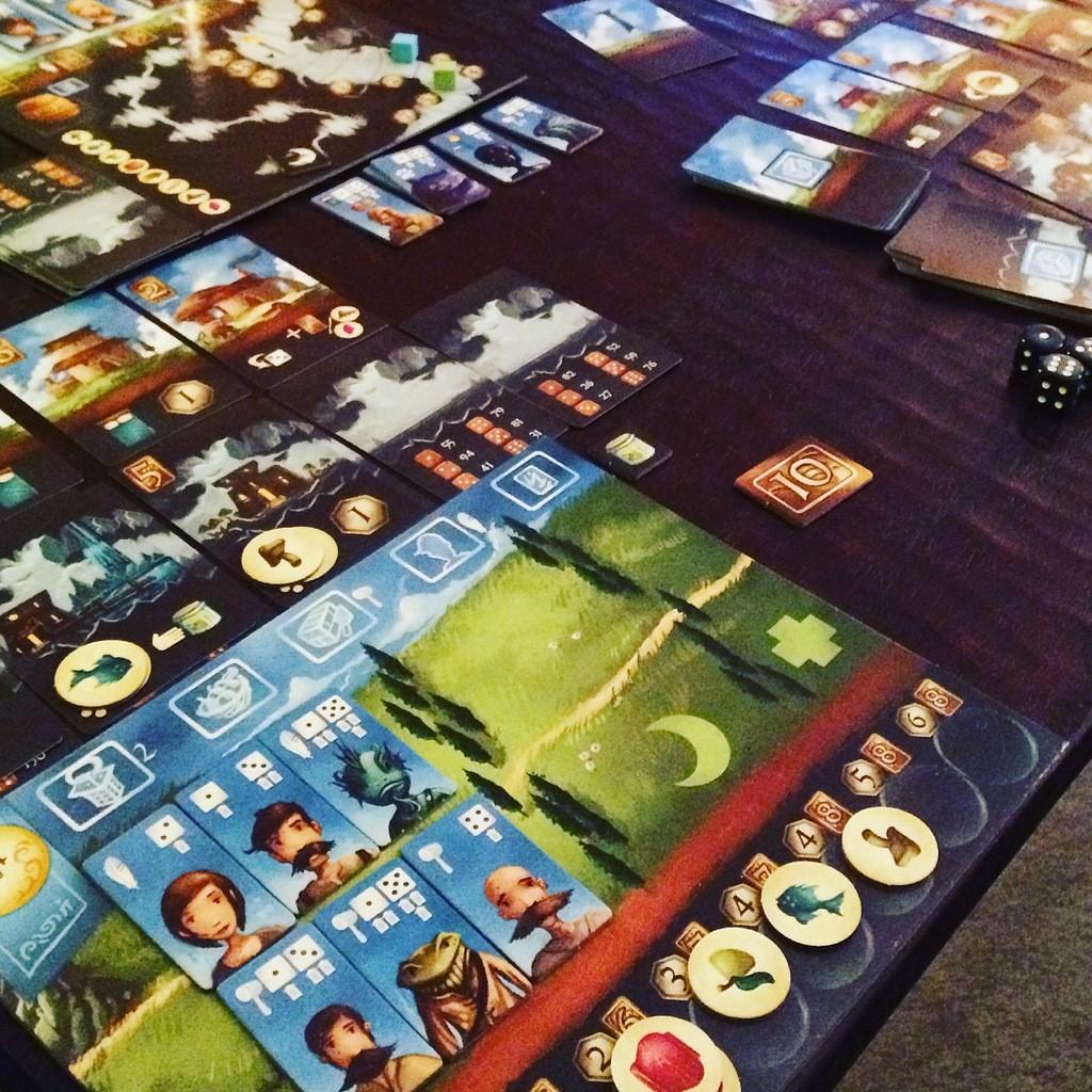村落版圖的最下方,就是放置資源的「發展軌」。(圖片來源:BGG)