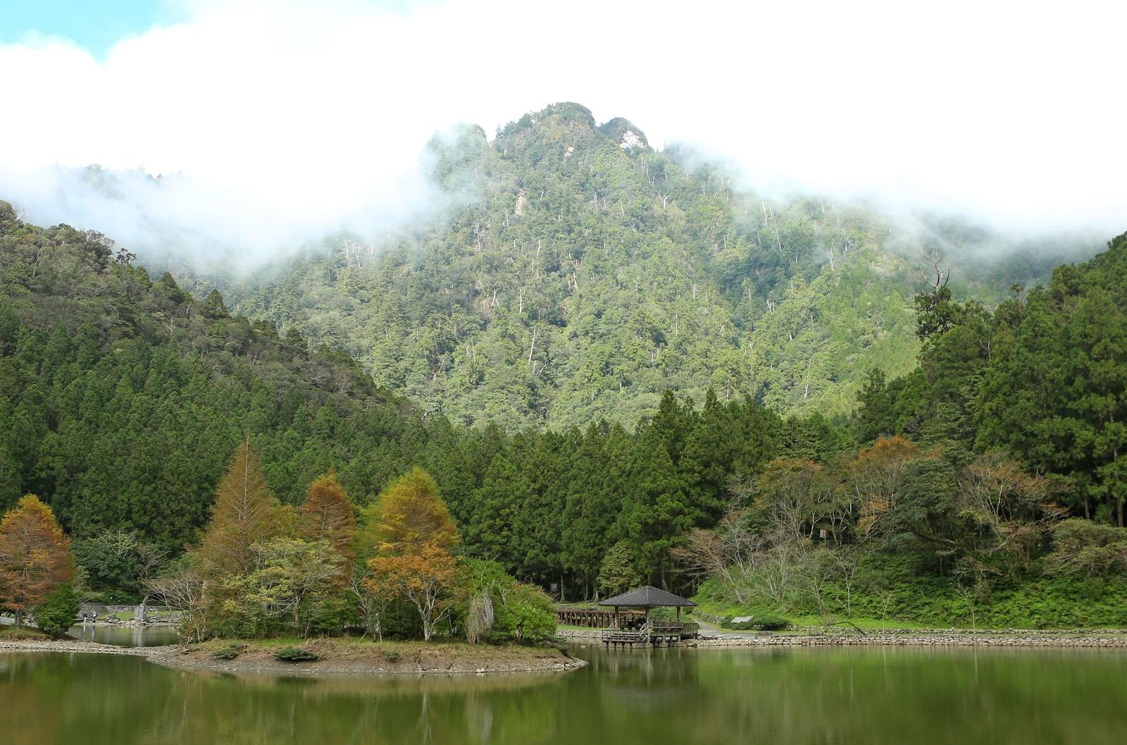 明池西北方的筆斗山，山形有如筆架。