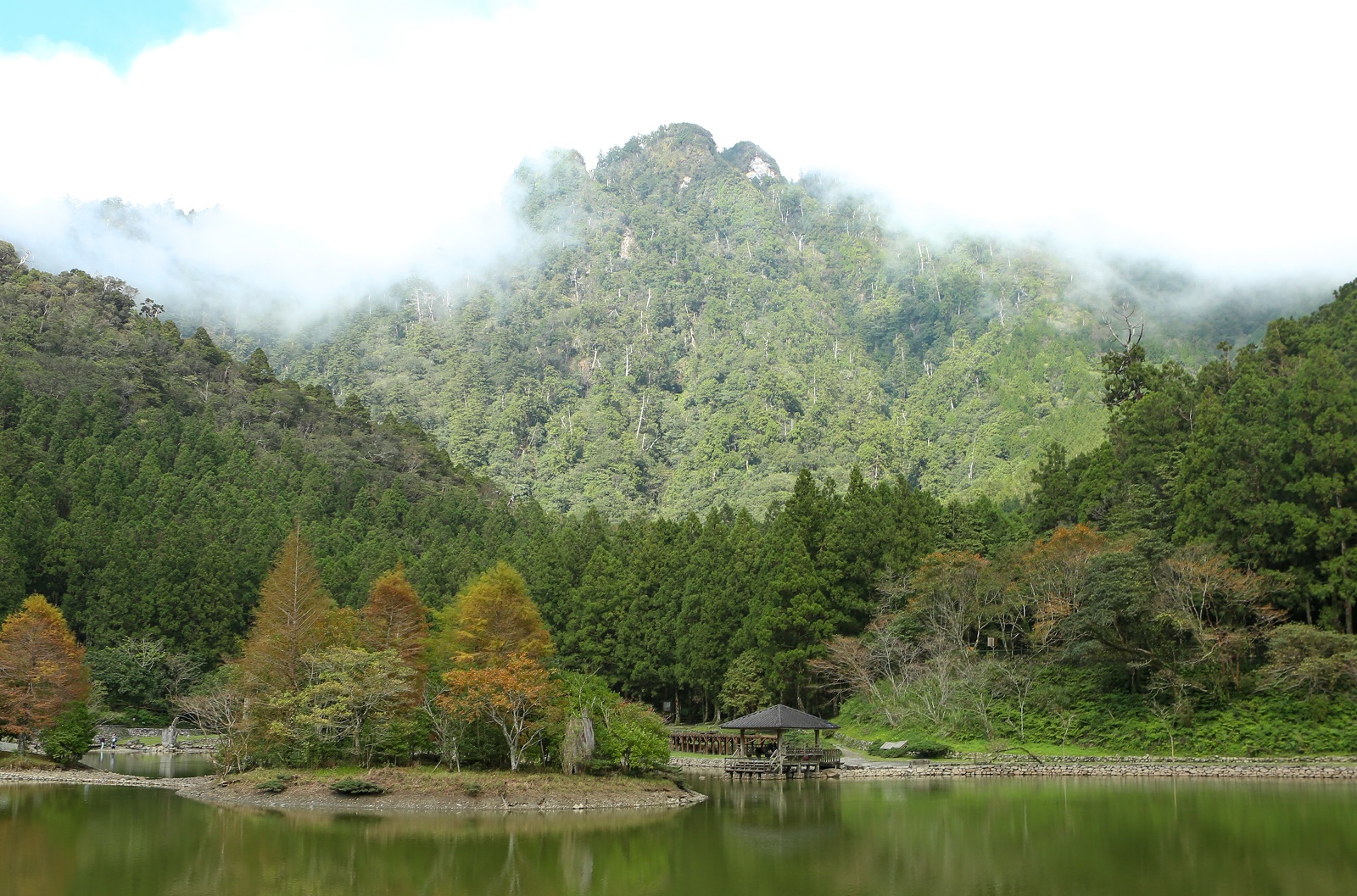 明池西北方的筆斗山,山形有如筆架。