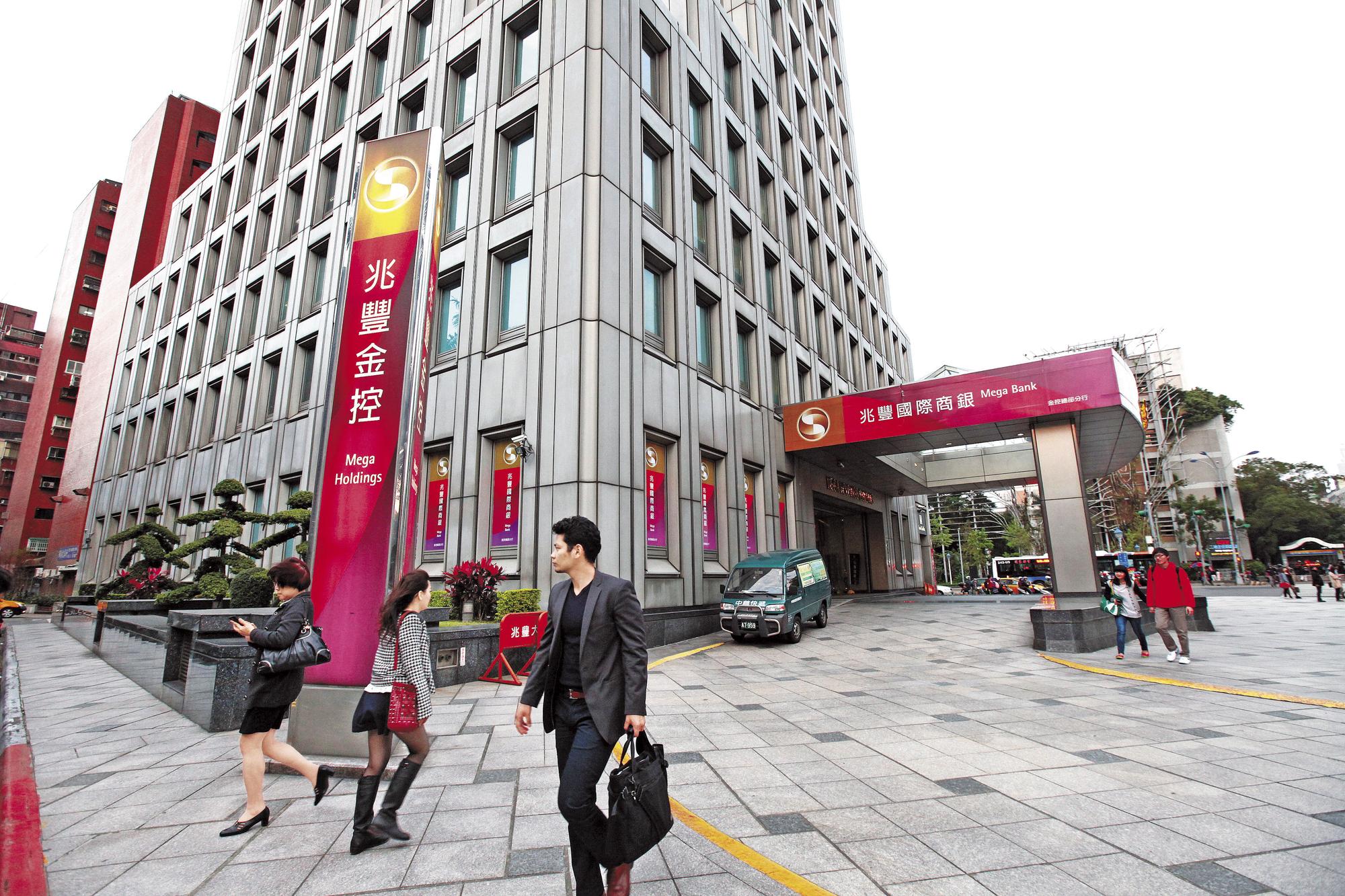 陳慶財在2008年至2014年間擔任兆豐金官派董事。