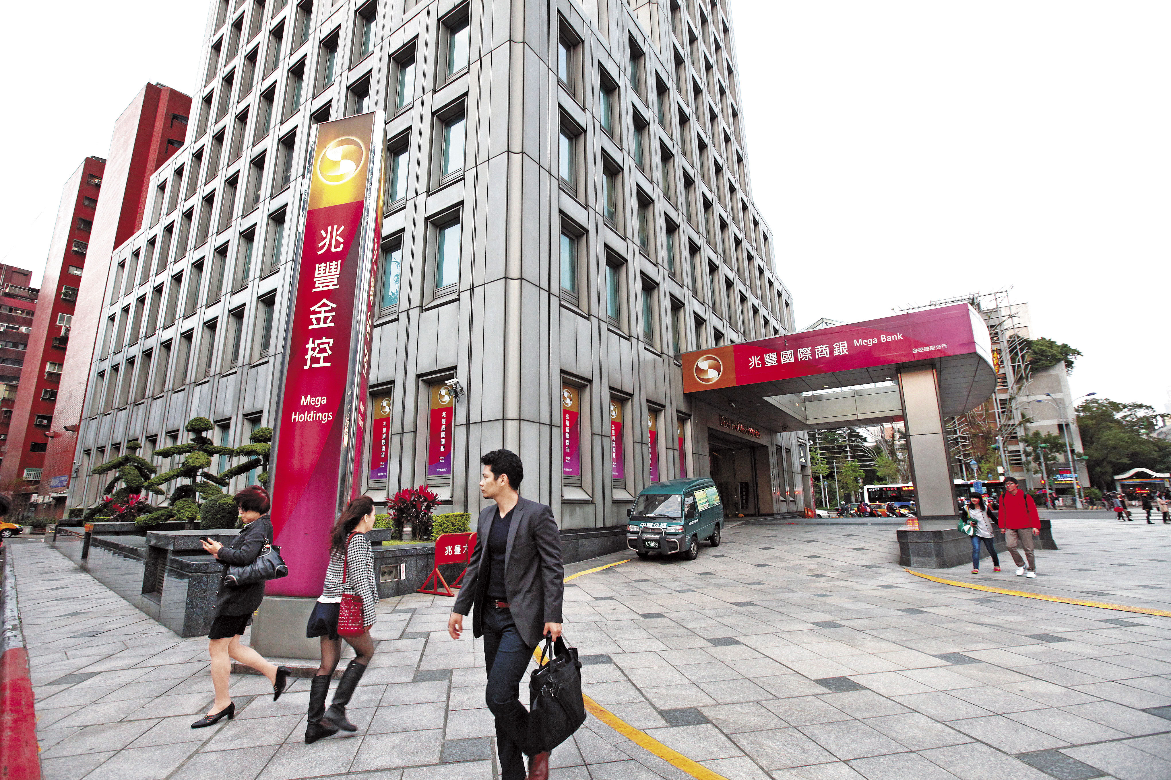 陳慶財在2008年至2014年間擔任兆豐金官派董事。