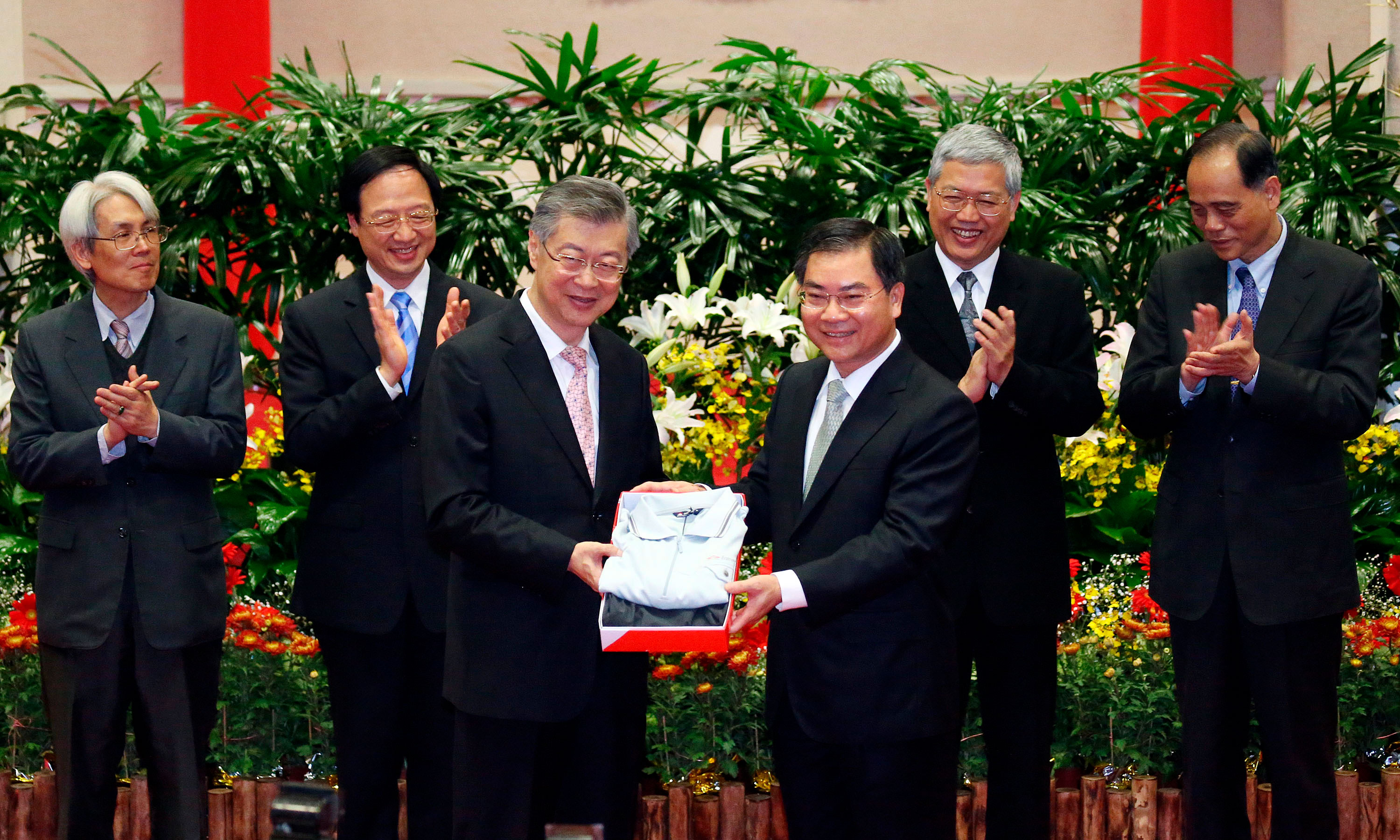 馬政府時期,陳慶財長年擔任行政院副祕書長。一旁為時任行政院長陳冲,及副院 長江宜樺。(中央社)