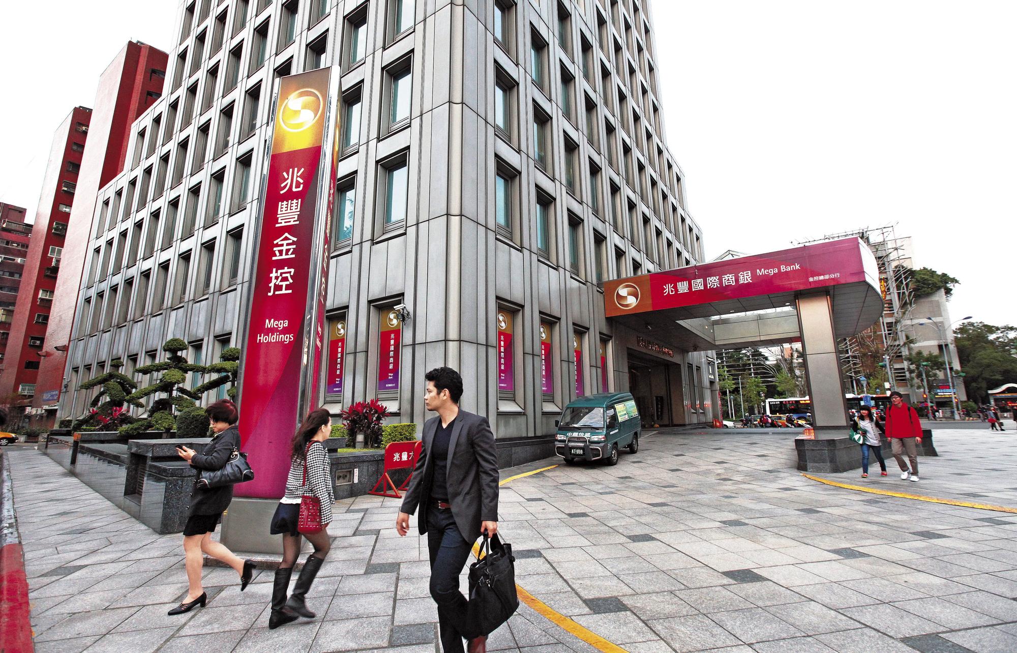檢調偵辦樂陞案及兆豐金案,除延押樂陞前董座許金龍、起訴兆豐金前董座蔡友才,又爆馬政府高官可能捲入其中。