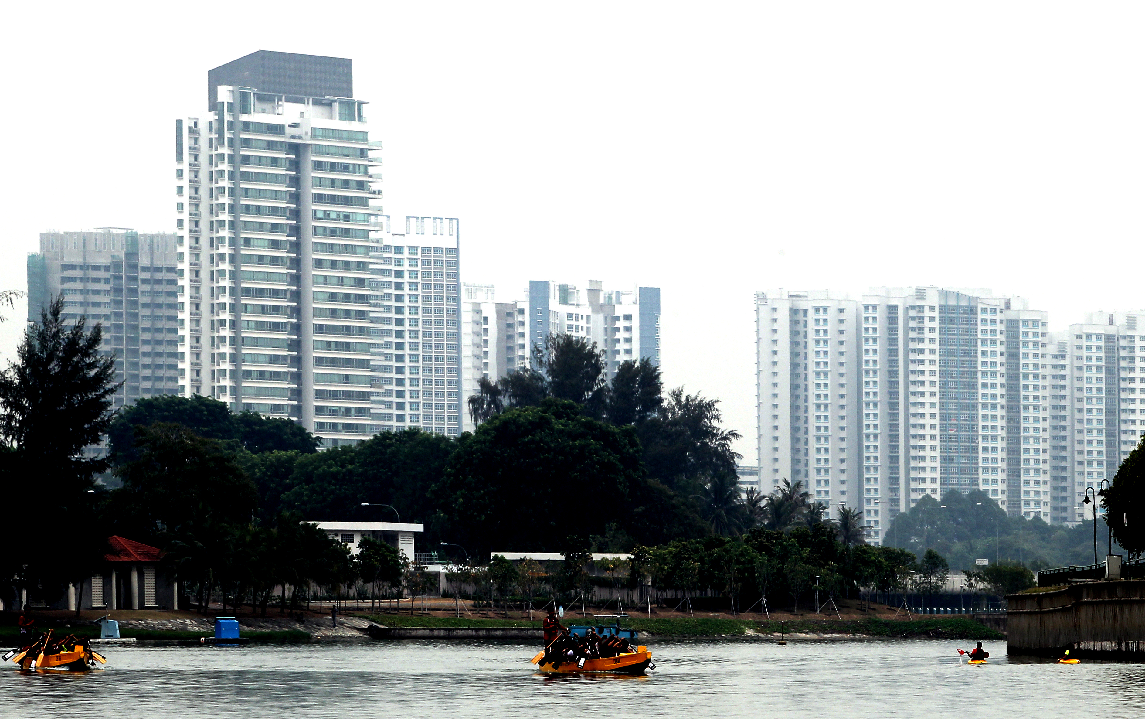 新加坡組屋（HDB）被視為成功的可負擔住宅案例，讓多數家庭在合理負擔下取得住宅，同時有效抑制房市投機。