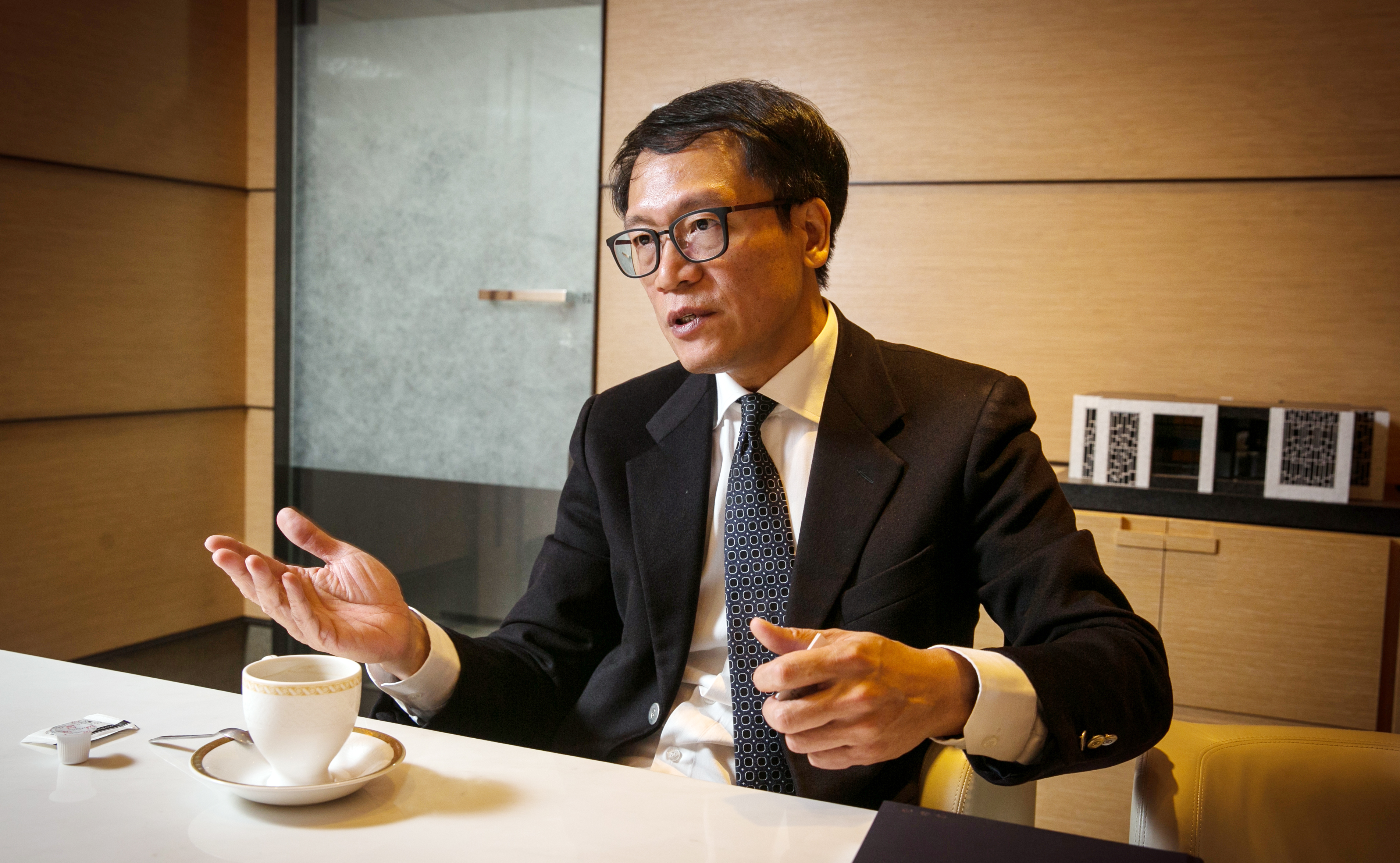 華固建設總經理洪嘉昇認為，政府標售地上權案時，應收足權利金而非繼續收取租金。