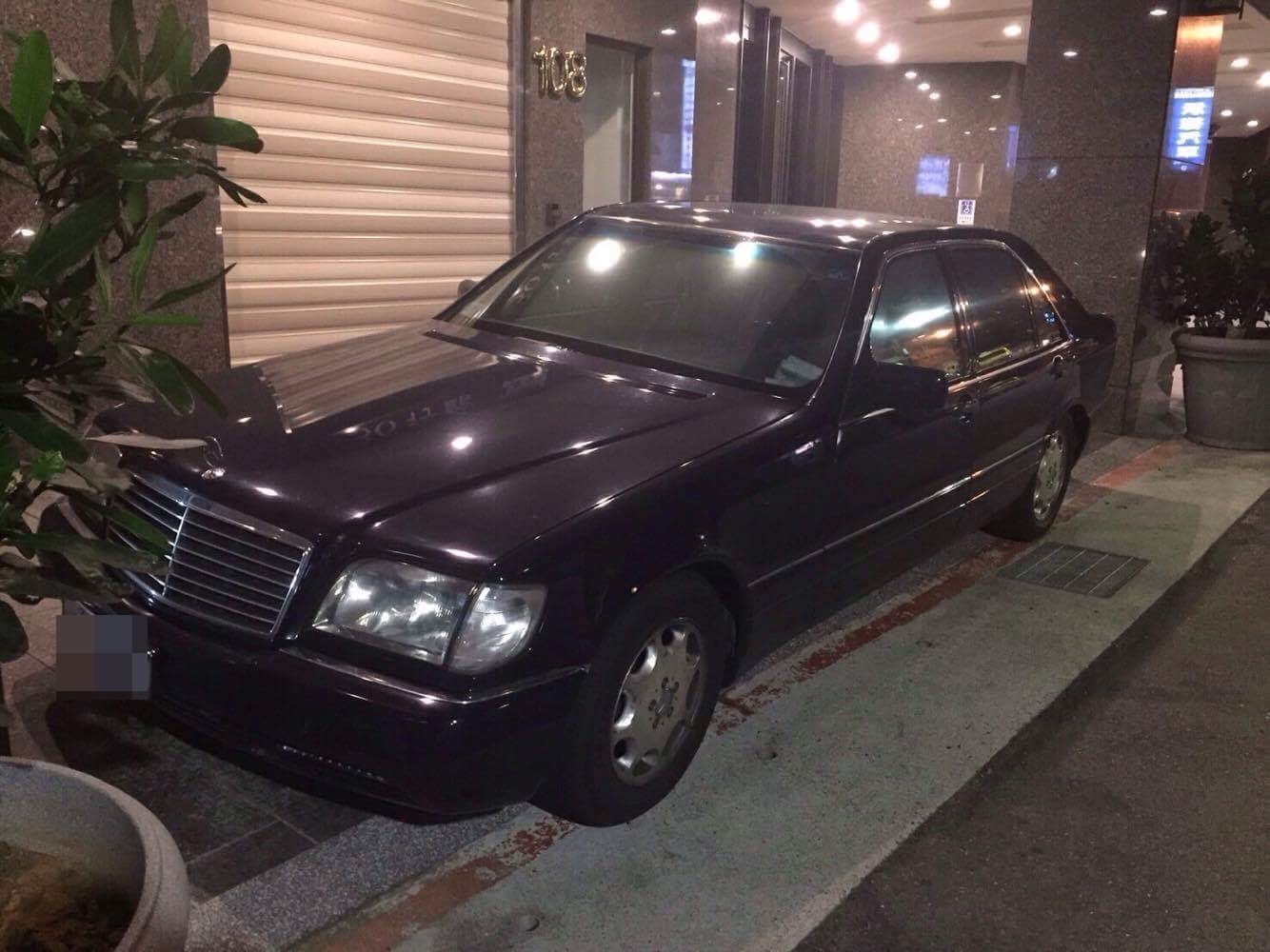 賓士當路霸長期違停　擺放警察物品避取締