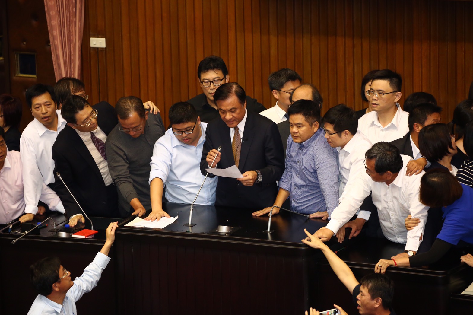 民進黨立委搶佔主席台後，包圍著立法院長蘇嘉全，不讓國民黨立委干擾議事進行。
