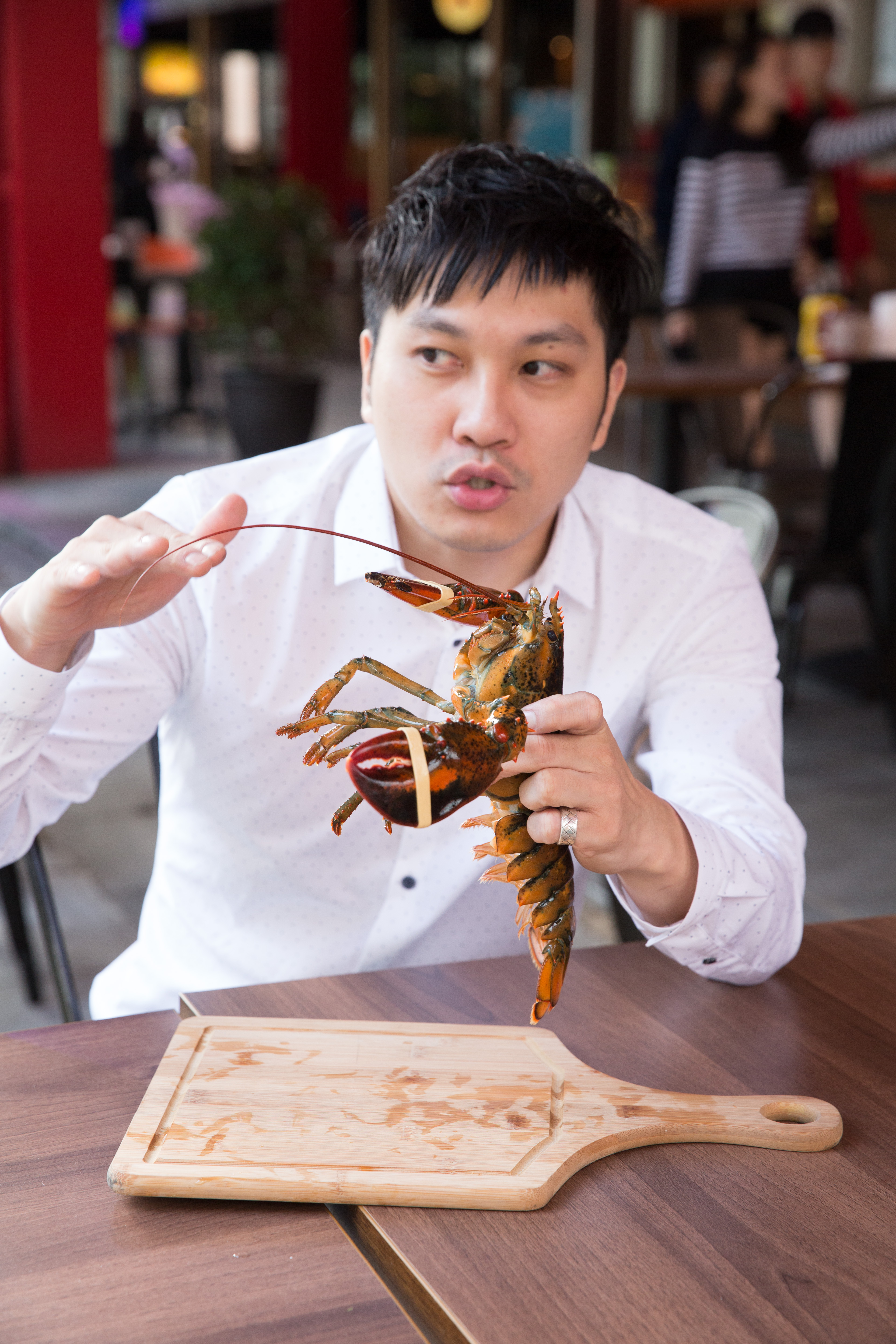 龍波斯特老闆柯宗佑主業是水產進口,每週親自挑選新鮮龍蝦。