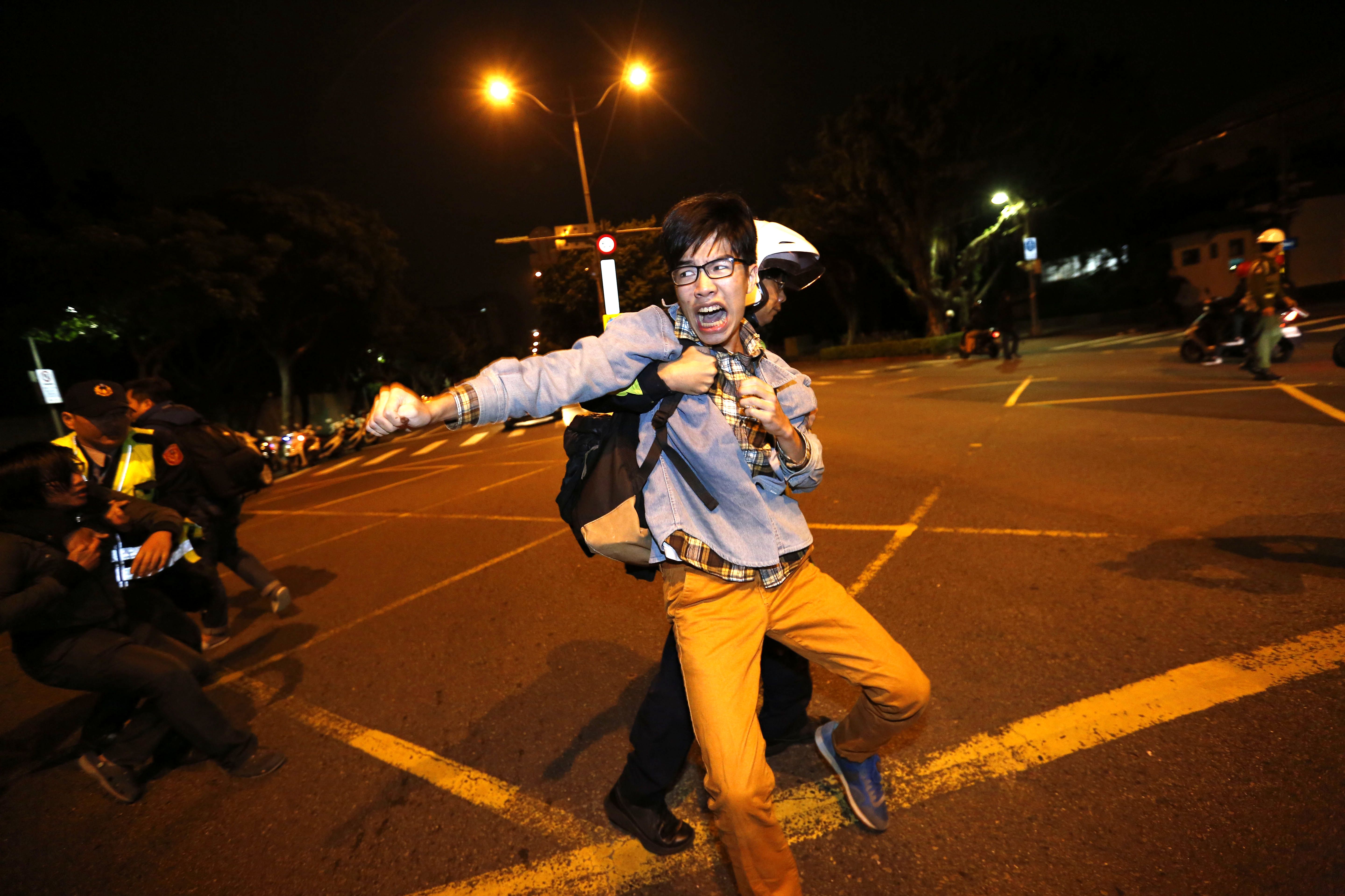 【圖輯】抗議一例一休　勞團夜襲總統官邸