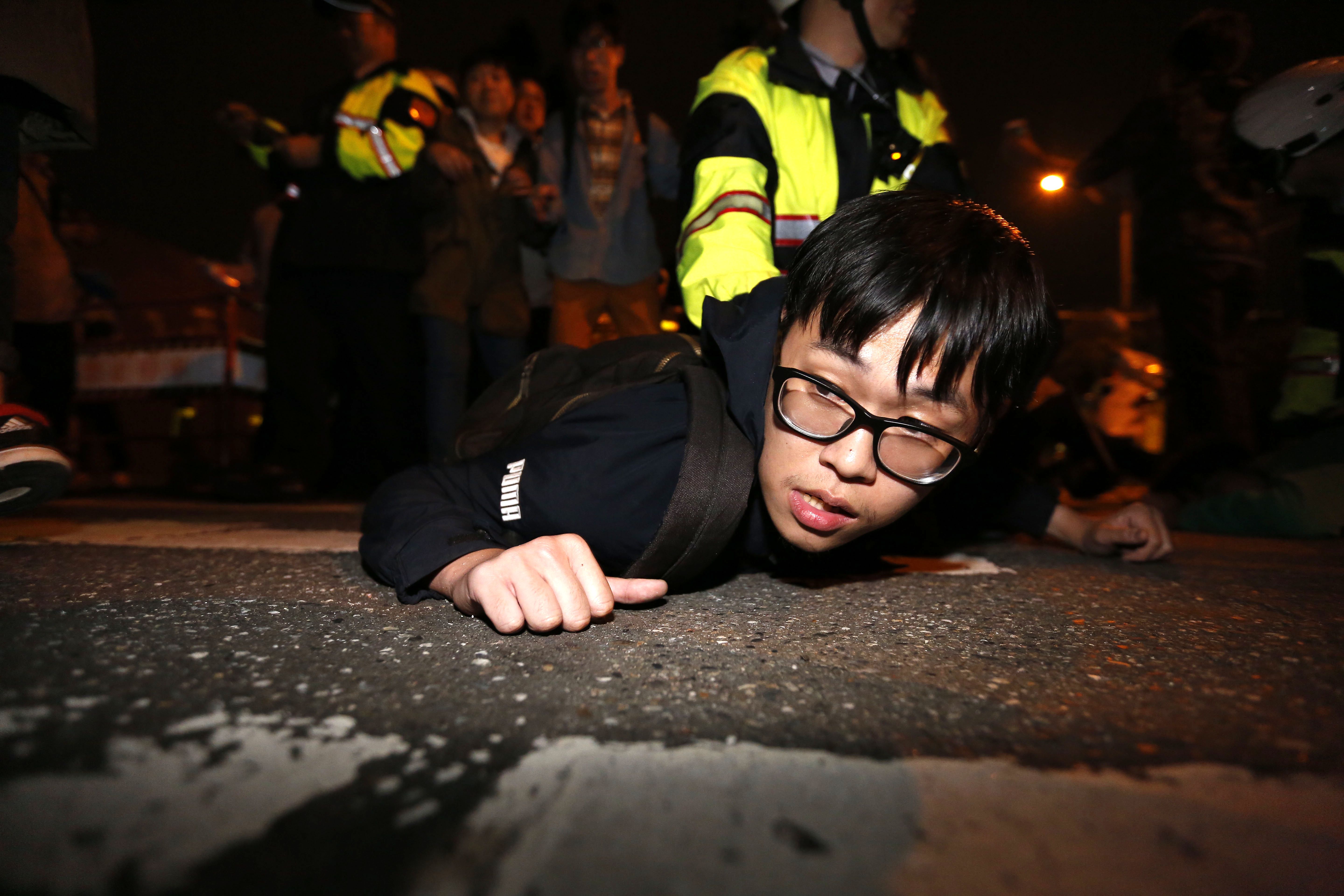 避免學生有更大抗爭動作，憲兵先行將他壓制在地。
