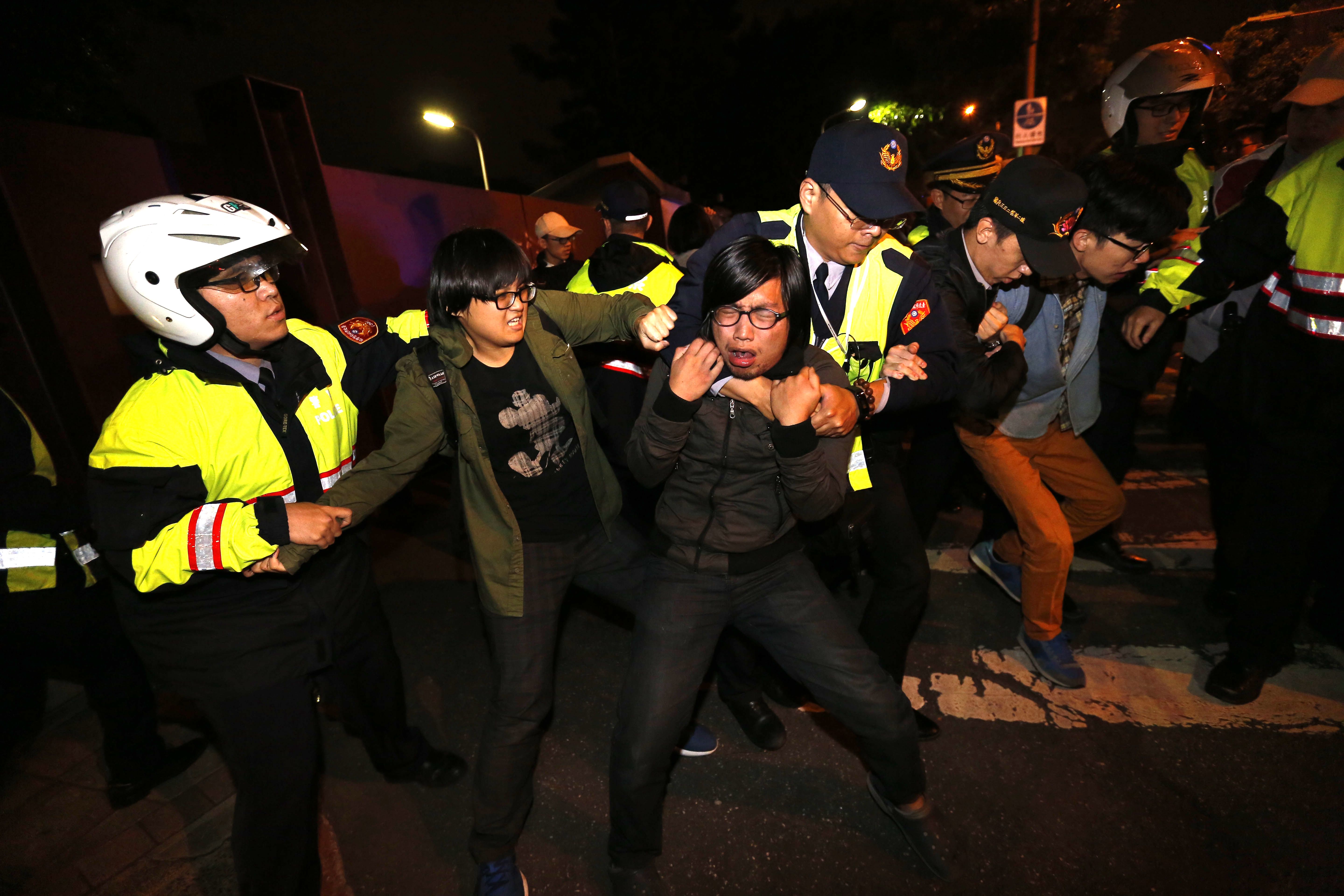 大批警力迅速將學生架離官邸。