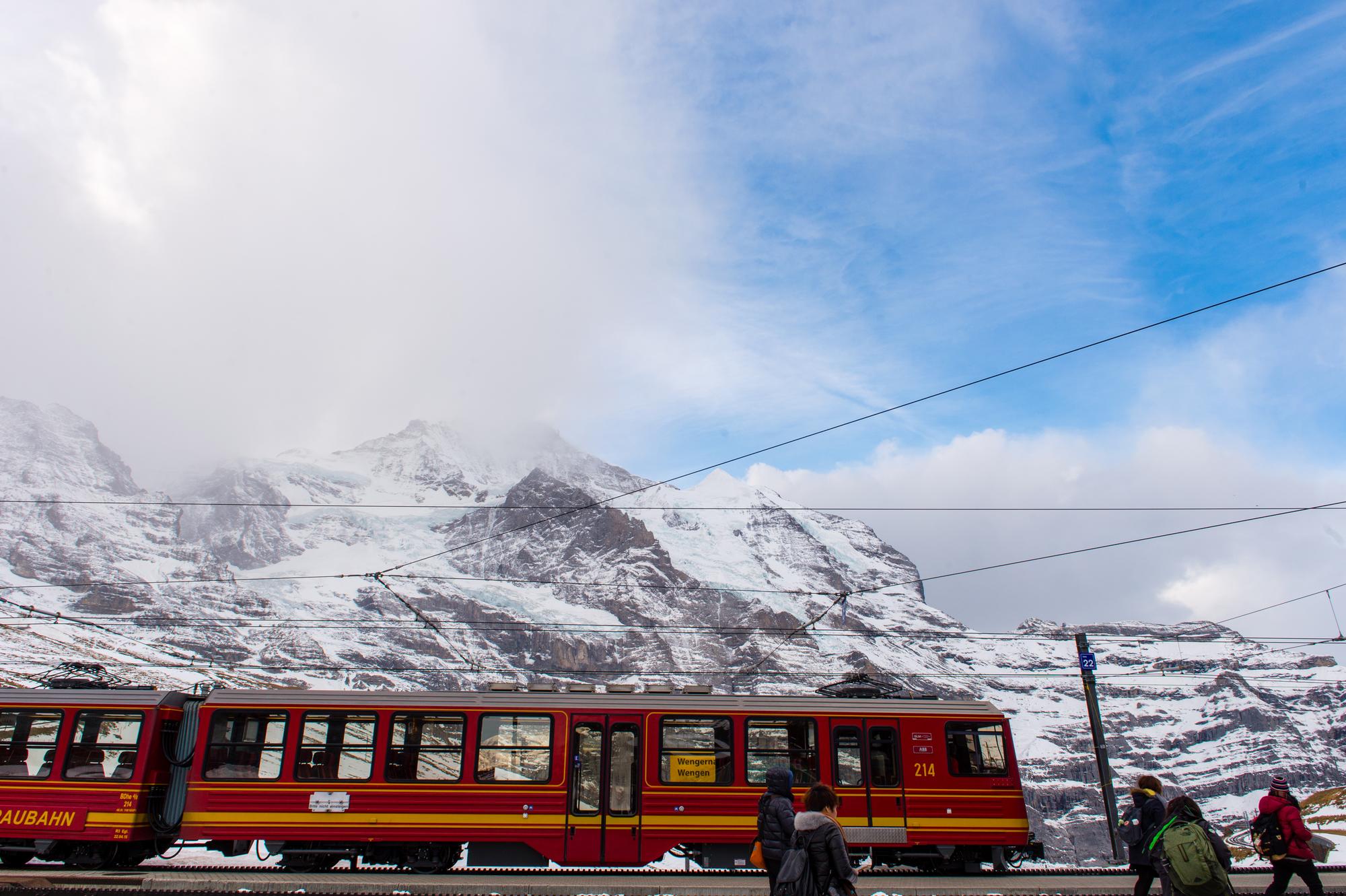 火車一路上山，風雪一路變大。
