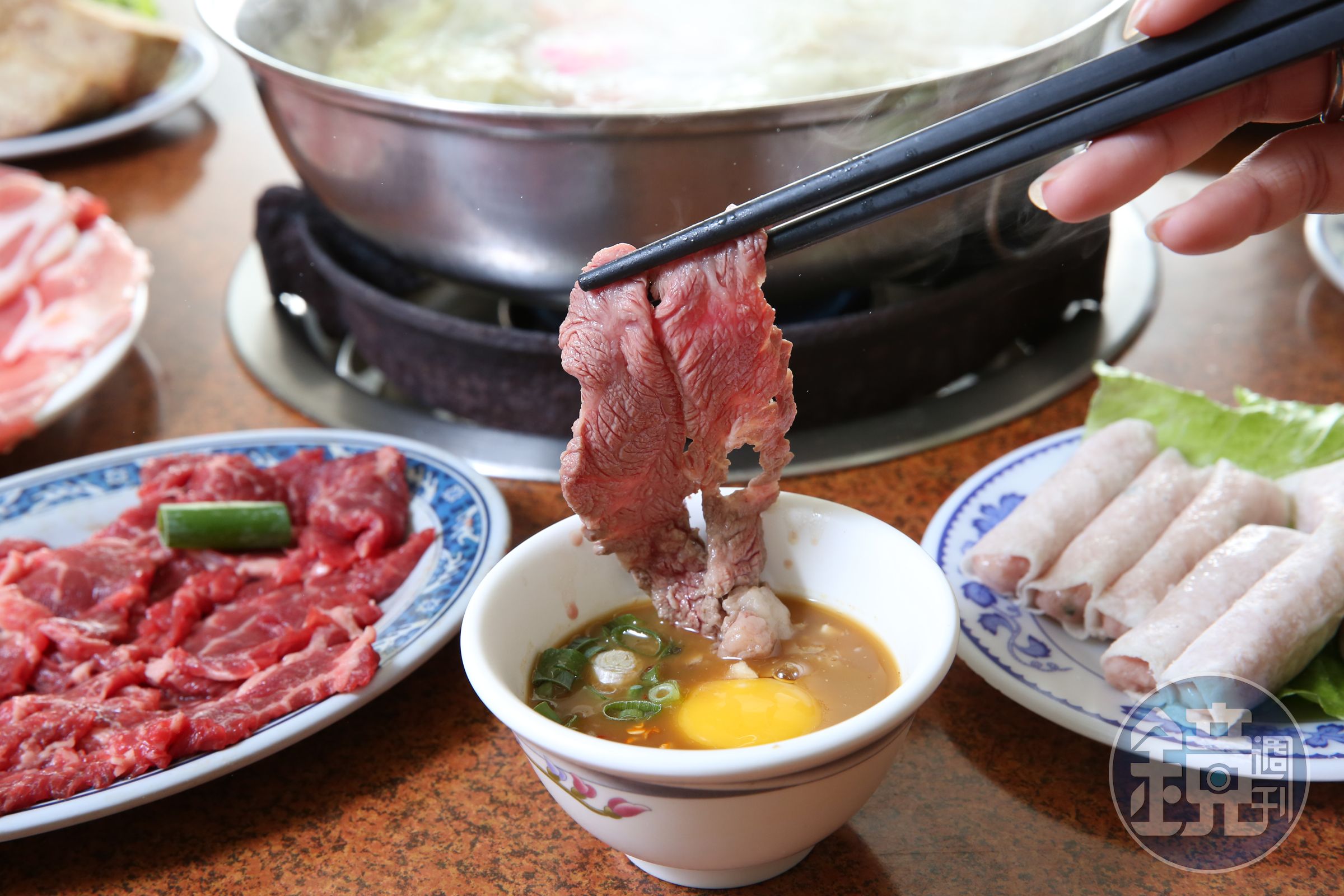 老闆挑選台灣溫體黃牛肩胛肉，口感特別柔嫩，沾附店家自製沙茶醬，滋味濃郁。(頂級雪花牛肉300元/份)