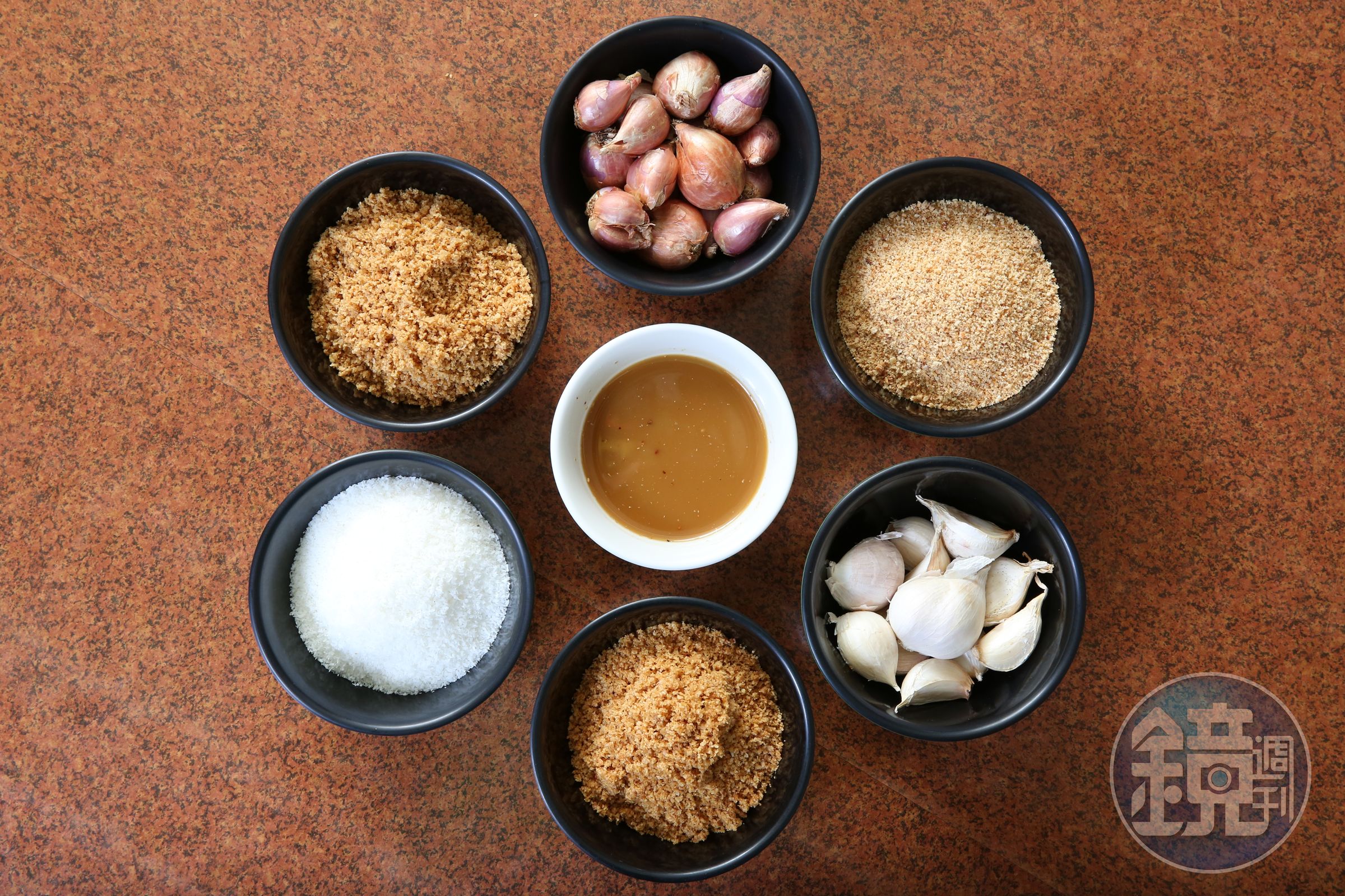 製作沙茶醬(圖中)需用上扁魚、蝦皮、花生粉和椰子粉等十多種配料，花上半天時間才能完成，相當費工。