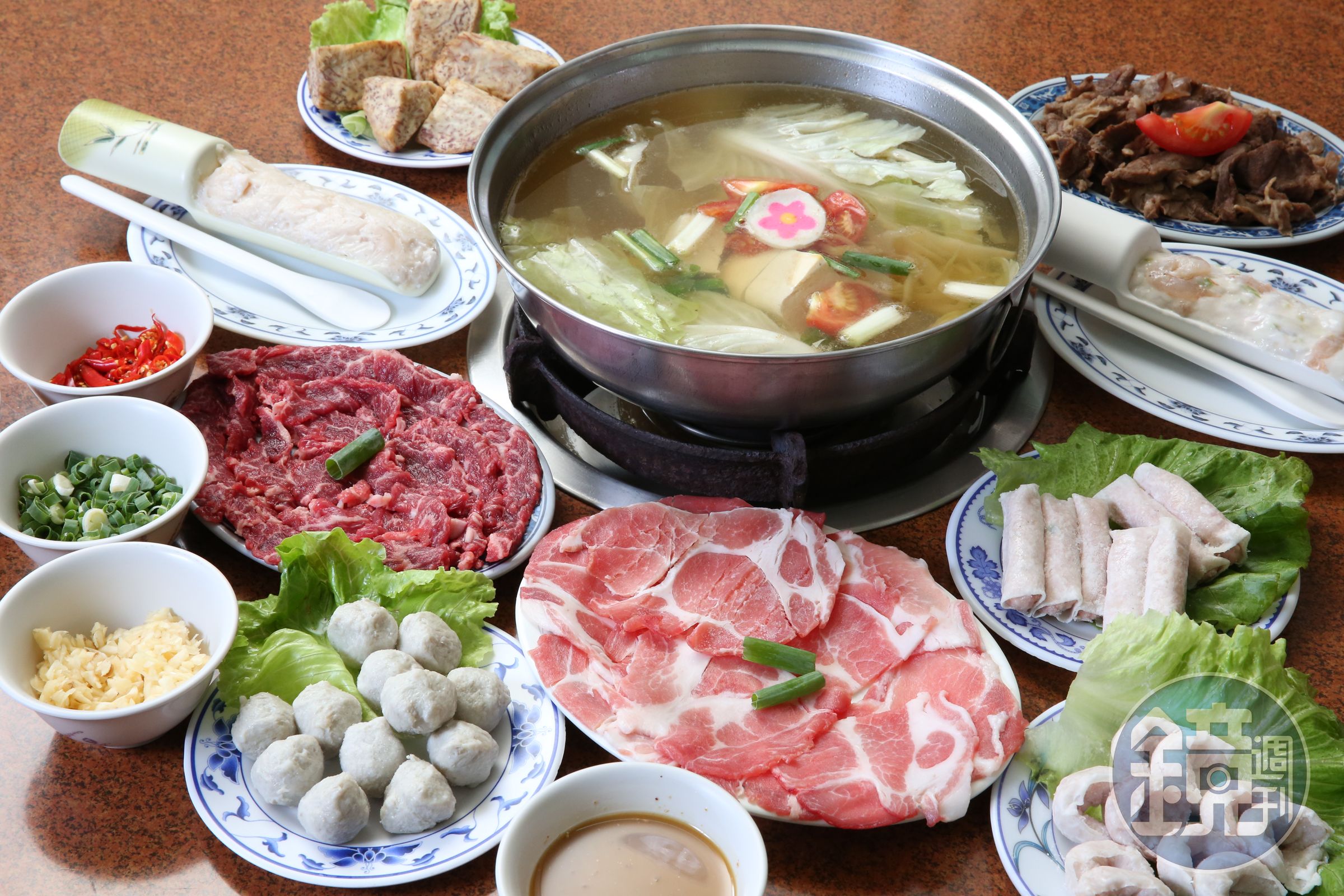 汕頭天天沙茶火鍋食材新鮮，價格親民，吸引不少名人用餐。