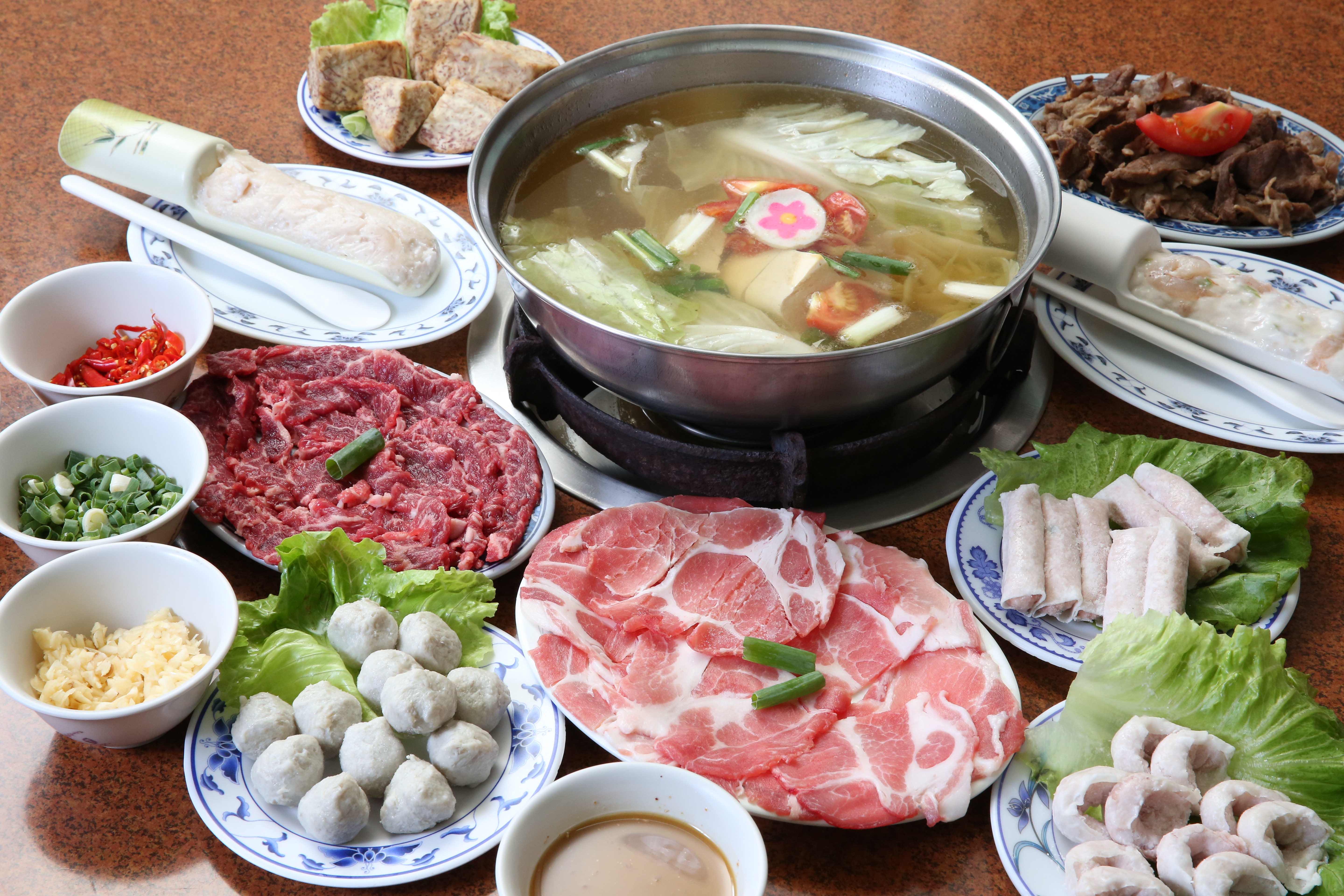汕頭天天沙茶火鍋食材新鮮，價格親民，吸引不少名人用餐。