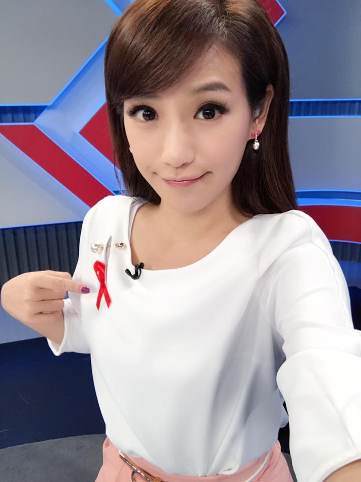年代新聞主播洪藜恩尚未作出回應。(翻攝自洪藜恩facebook)