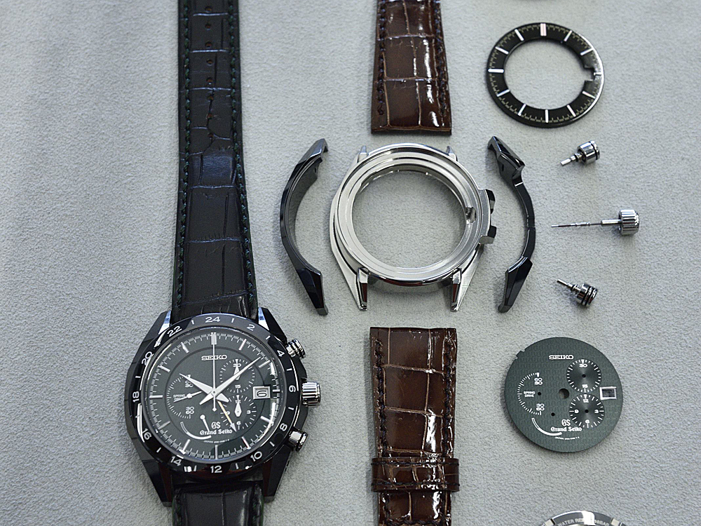SEIKO EPSON採用了罕見的「陶瓷＋鈦金屬」複合設計打造GS陶瓷錶款，以高密度鈦金屬（強度約一般鈦金屬的1.5倍）材質打造內殼，讓機芯在內部可以得到最佳的保護。其成果就是照片左側的Spring Drive黑陶瓷＋鈦金屬複合材質兩地時間計時碼錶（SBGC017），全球限量600只，台灣限量10只/建議售價：NT$ 428,000