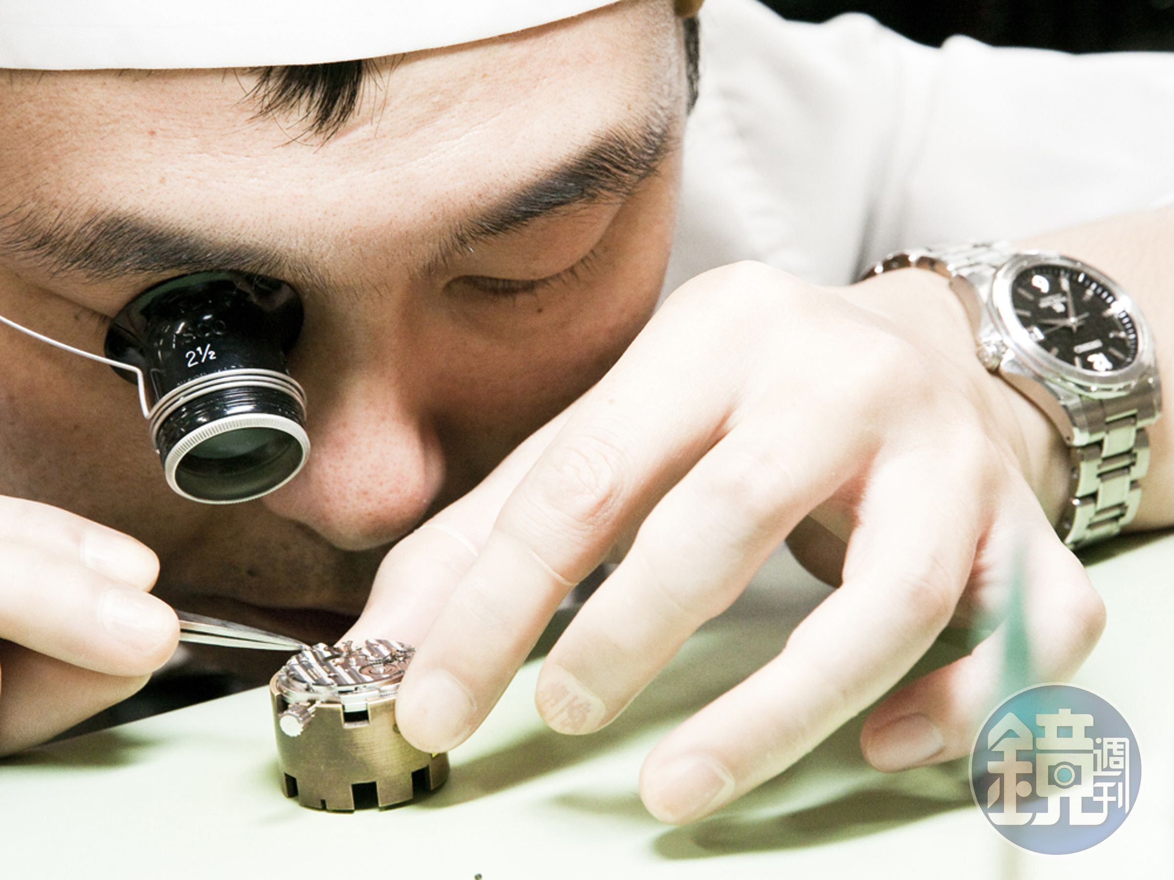 遊絲的調整是GS系列機械機芯的重頭戲，所以僅能由通過認證、並取得「調整師」資格的資深製錶師來執行。而即便工房裡人才濟濟，具有調整師資格的人也不過一、二位而已。圖為工房的專職遊絲調整師「伊藤 勉」。