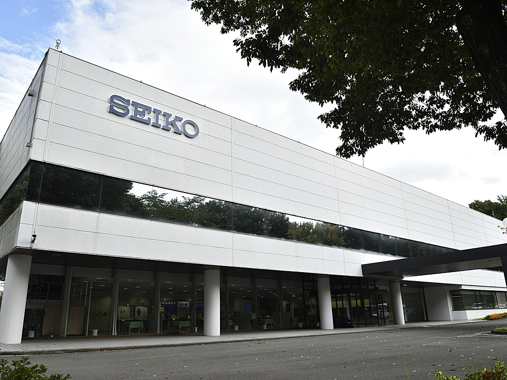 盛岡SEIKO工業株式會社（簡稱SII）位在森林的包圍之中，藉由森林的清潔作用，可以相當程度的過濾掉空氣中的微塵、有效的降低廠房周圍的溫度、以及隔絕掉大量的噪音，也因此在這裡的製錶師們，都可以心無旁騖的在廠內的無塵室中，專注在自己的工作上，打造出一流的GS系列機械腕錶。