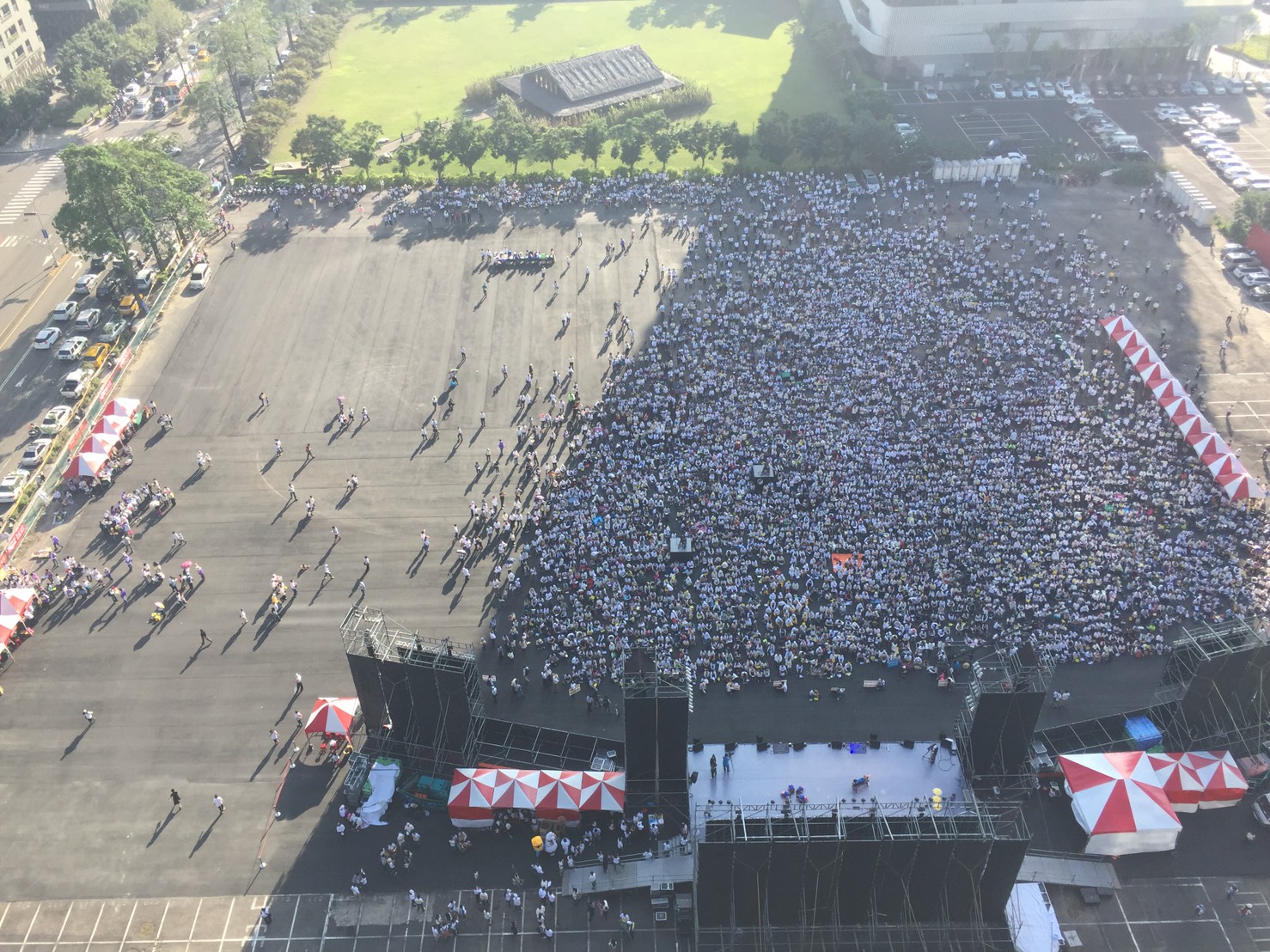 下一代幸福聯盟集會空照圖,PTT網友提供。