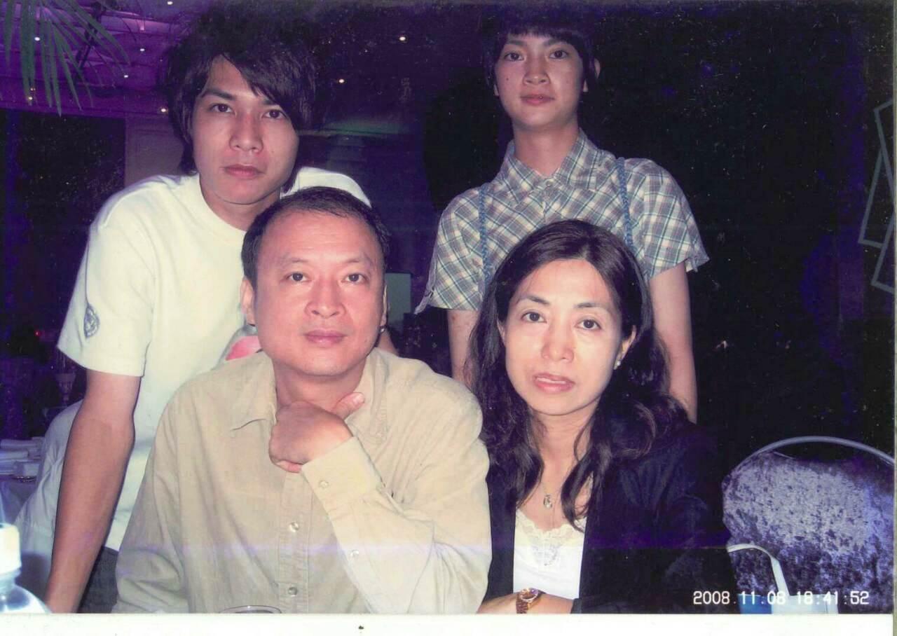 吳新力圖振作後,與前妻(前右)破鏡重圓,一雙兒女現也加入公司團隊。(吳新提供)