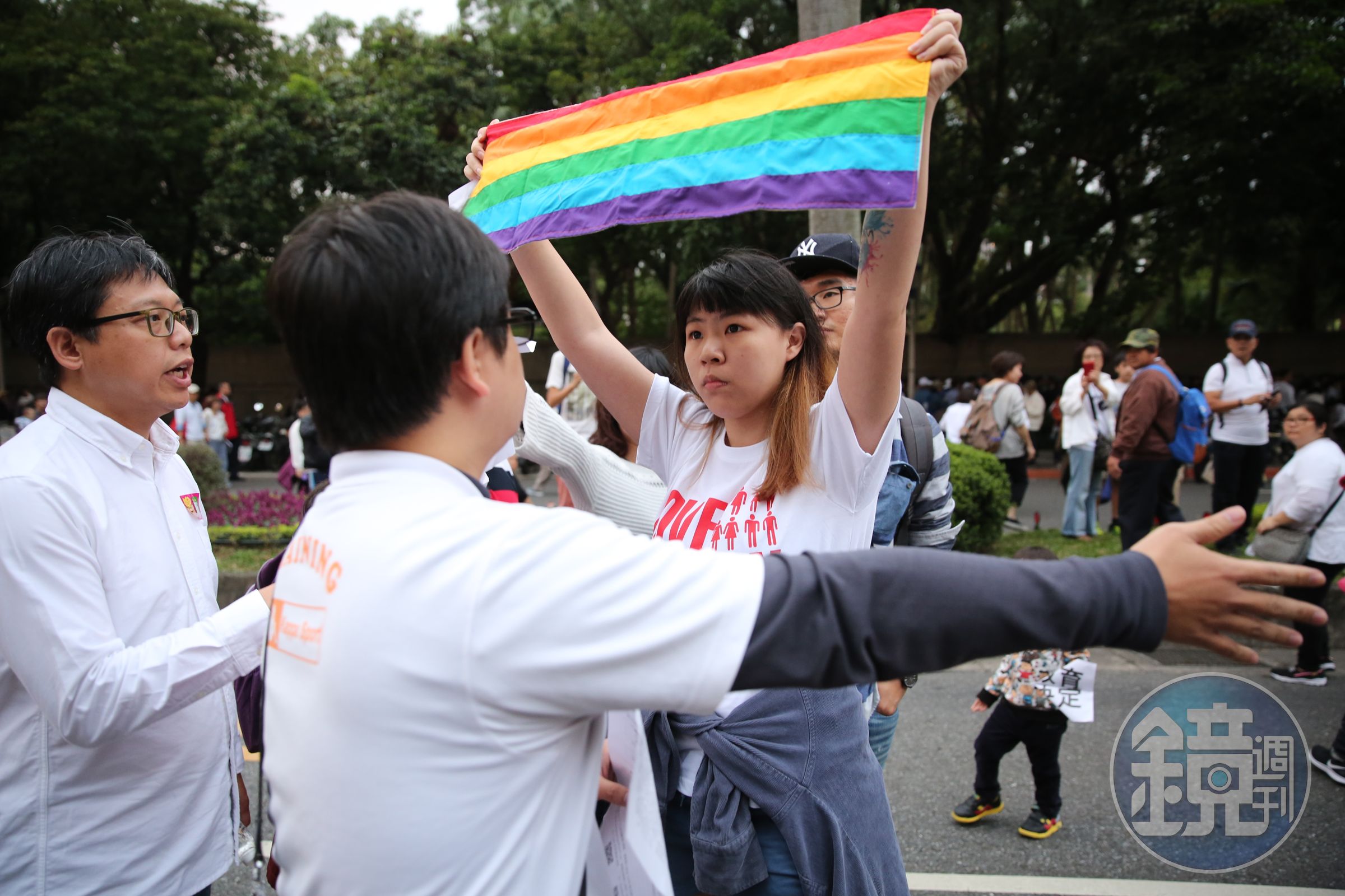 挺同婚與反同婚的人士曾在街頭發生衝突，還有人遭踹傷。