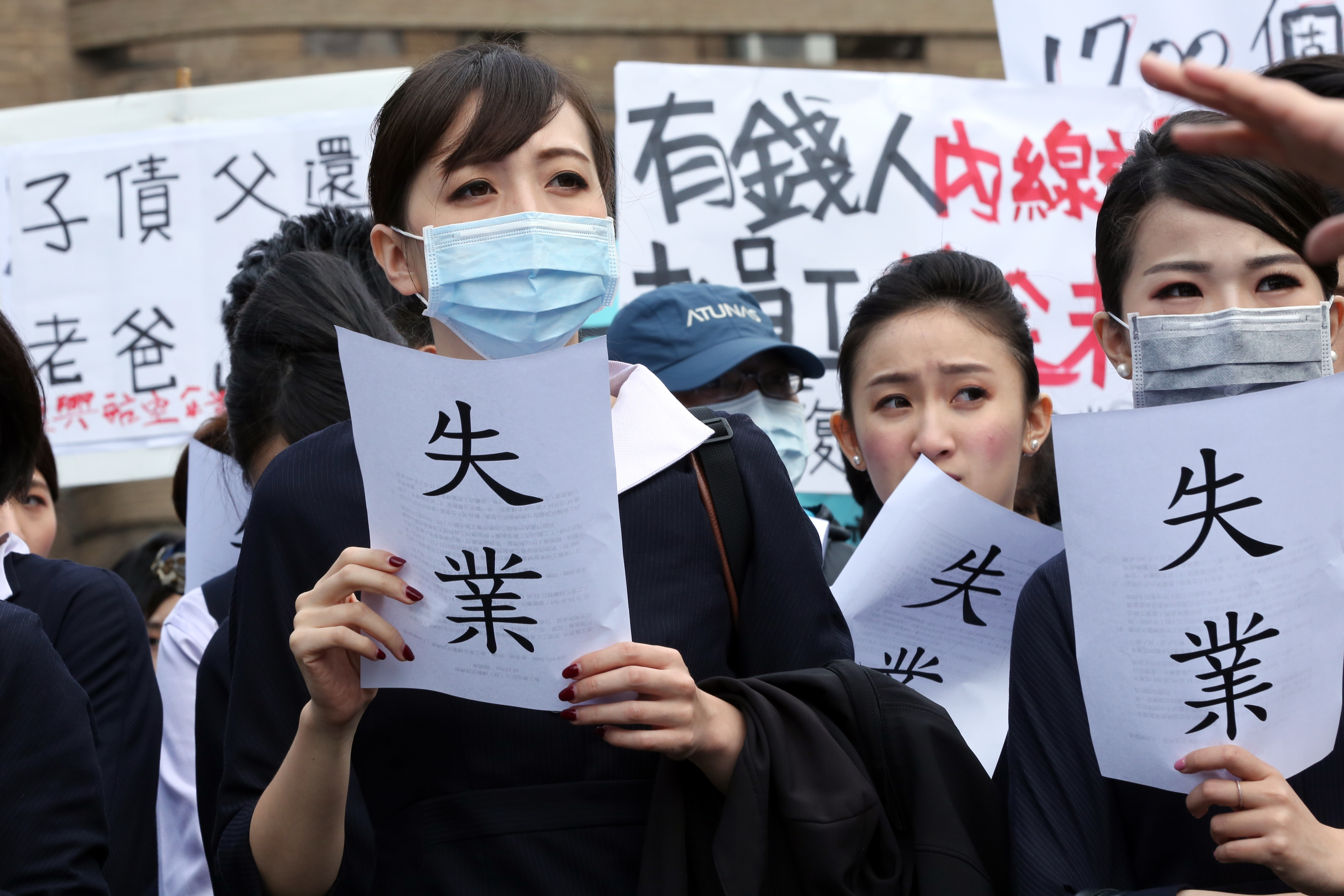 一家公司關閉,關係著成千上百名員工與家庭的人生與命運。