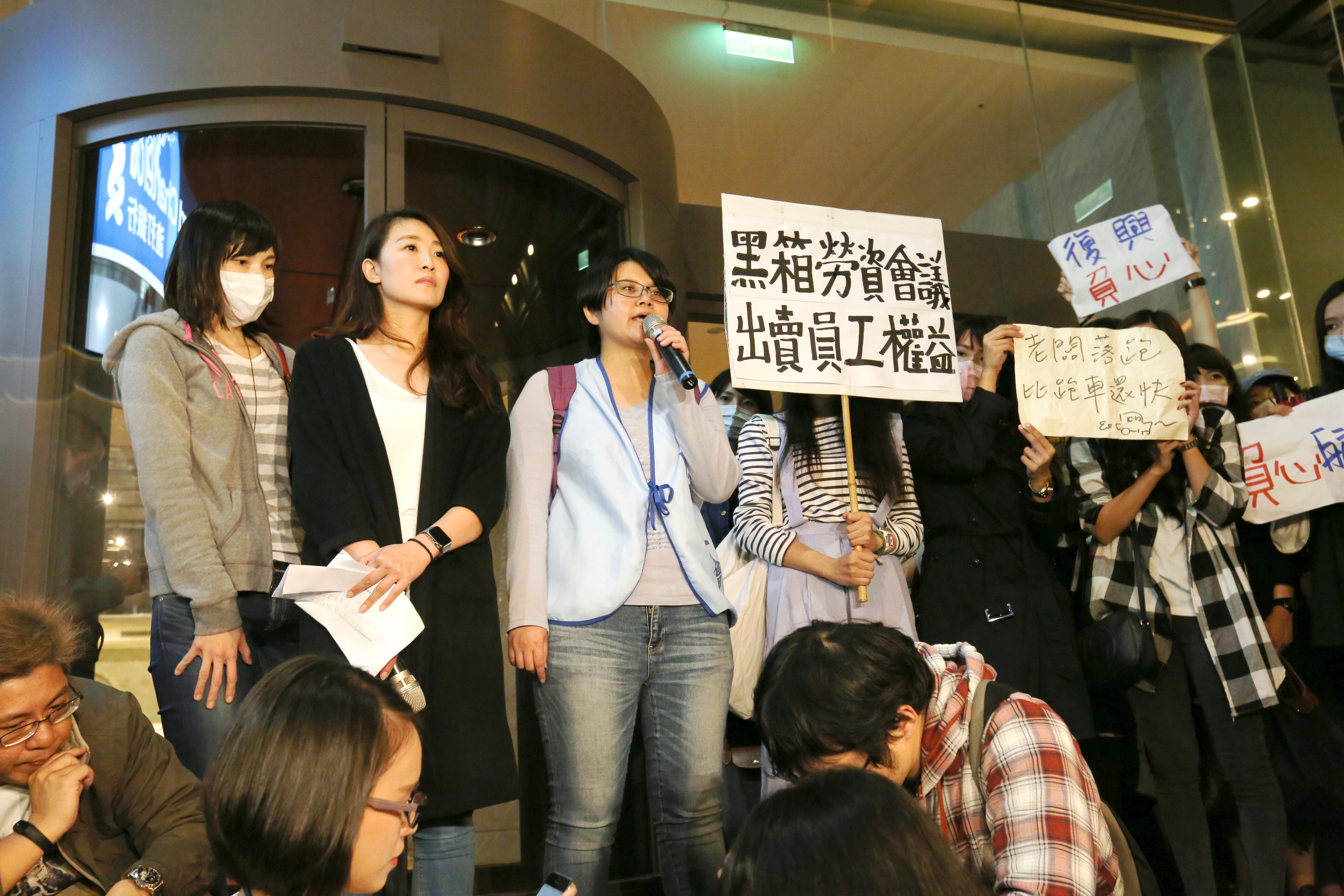 今年航空業紛擾不斷,林佳瑋都會介入協調或帶領勞方抗爭,因此有人質疑桃園市空服員產業工會的角色,林佳瑋說,他們只是提供協助的顧問,一切決定都由勞工作主。