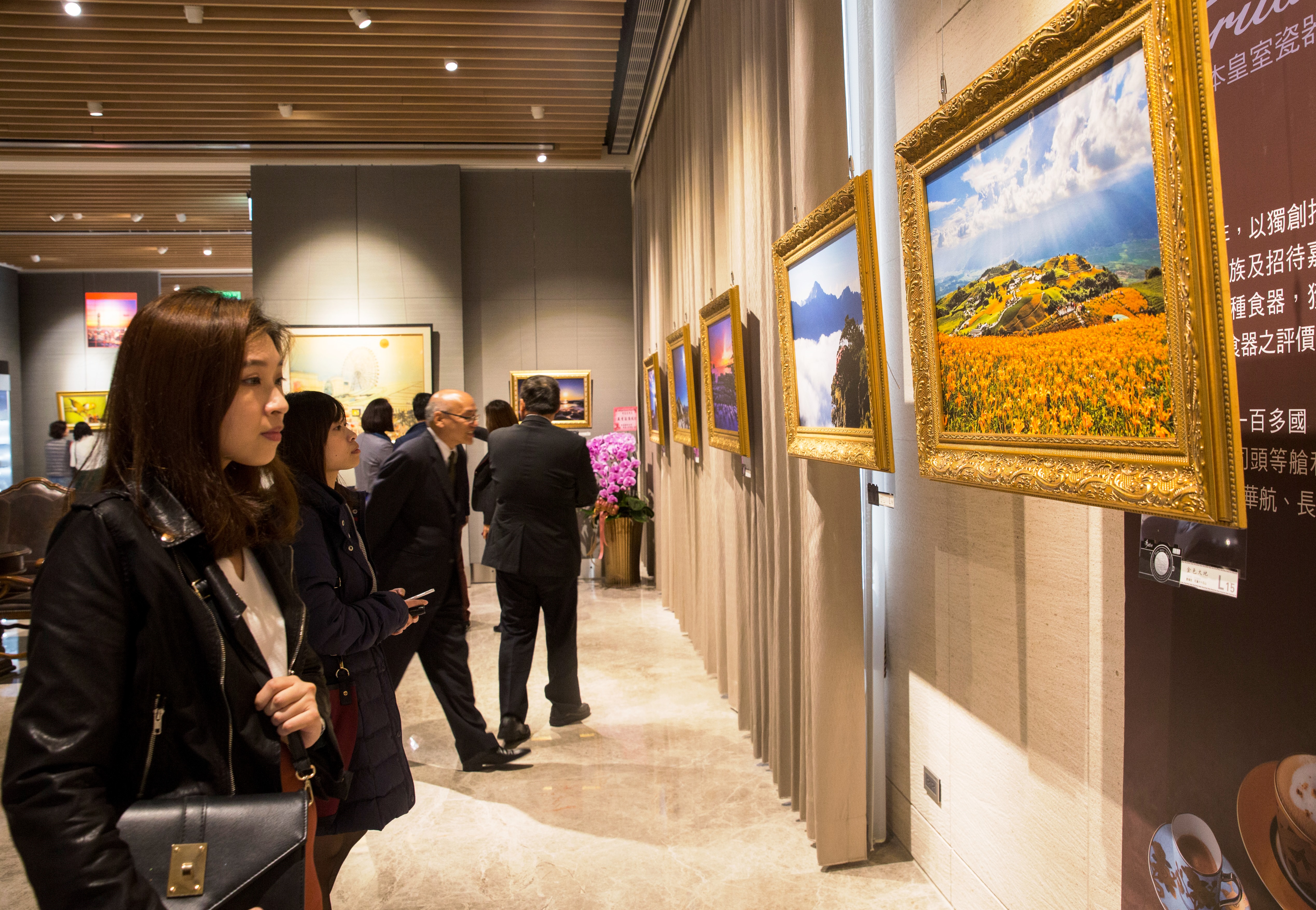 美麗華老董愛攝影　義賣照片作公益