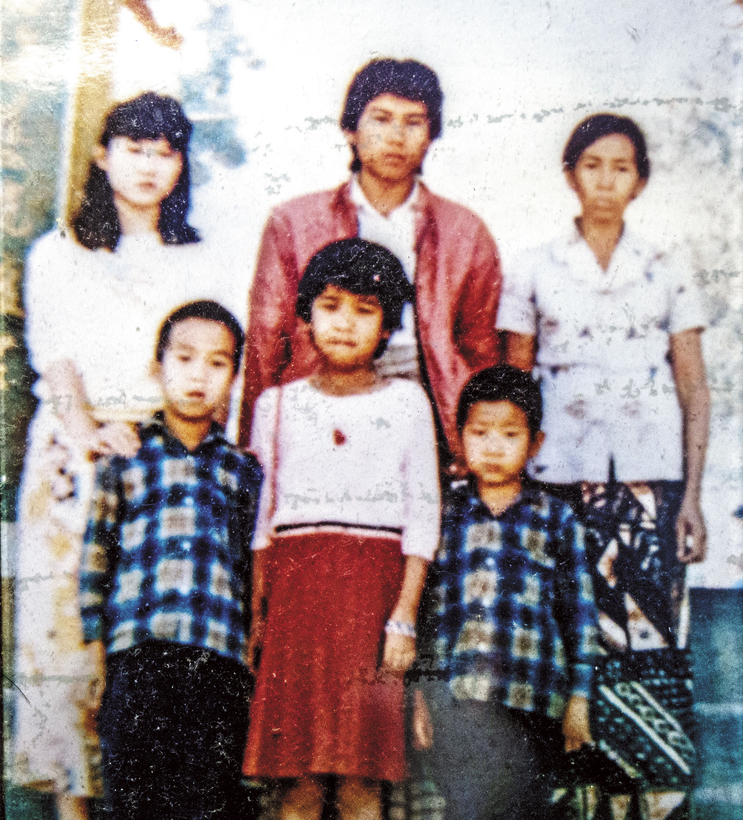 一家人因偷渡打工、異鄉求學而四散各地(上左至右:大姊、大哥、媽媽;下左至右:二哥、二姊、趙德胤)。(趙德胤提供)