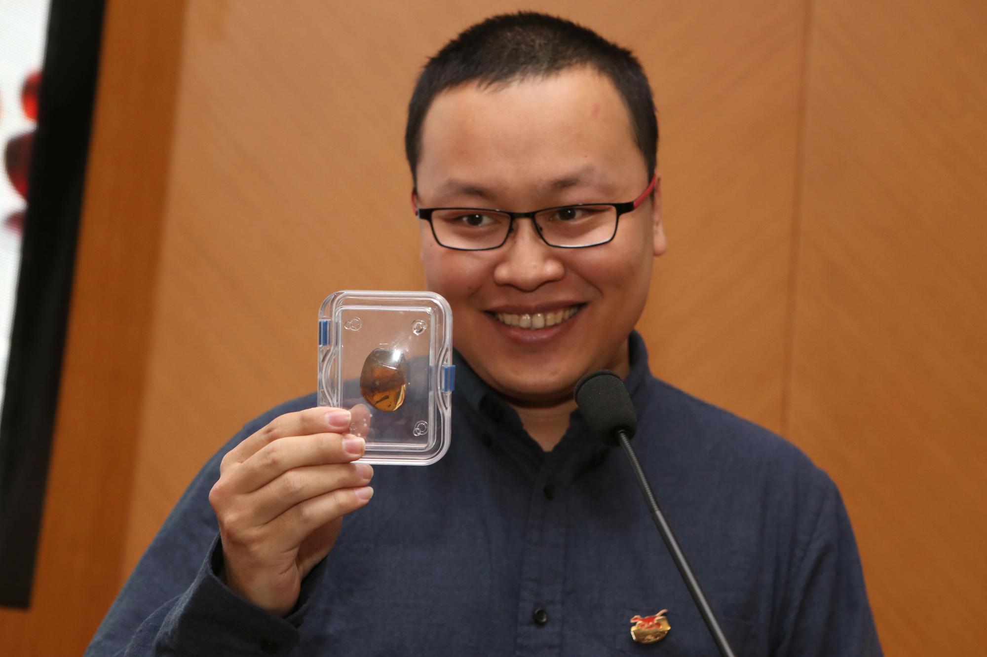 12月9日下午,琥珀恐龍發現人邢立達在上自然科學博物館發表演講:「時光膠囊:緬甸琥珀中的脊椎動物世界」。(畫面取自東方IC)